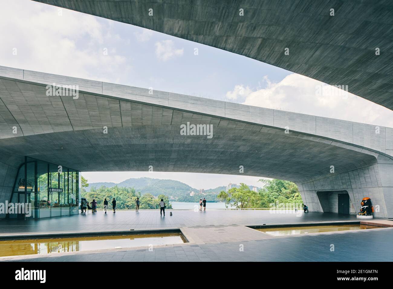 Vue extérieure du centre d'accueil de Xiangshang, dans le lac Sun Moon, dans le comté de Nantou, à Taiwan, un bâtiment en béton élégant et harmonieux. Banque D'Images