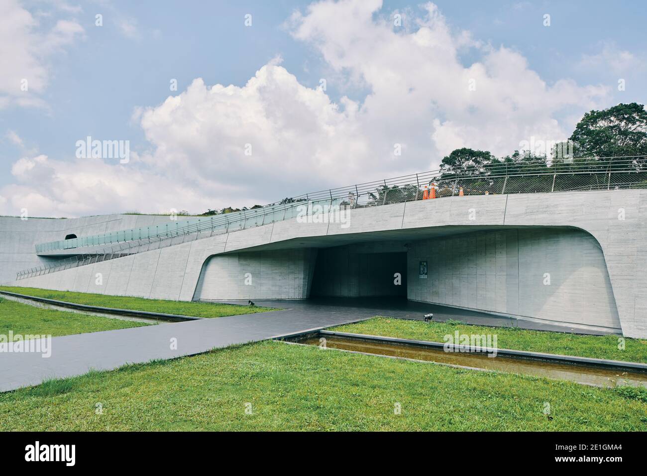 Vue extérieure du centre d'accueil de Xiangshang, dans le lac Sun Moon, dans le comté de Nantou, à Taiwan, un bâtiment en béton élégant et harmonieux. Banque D'Images