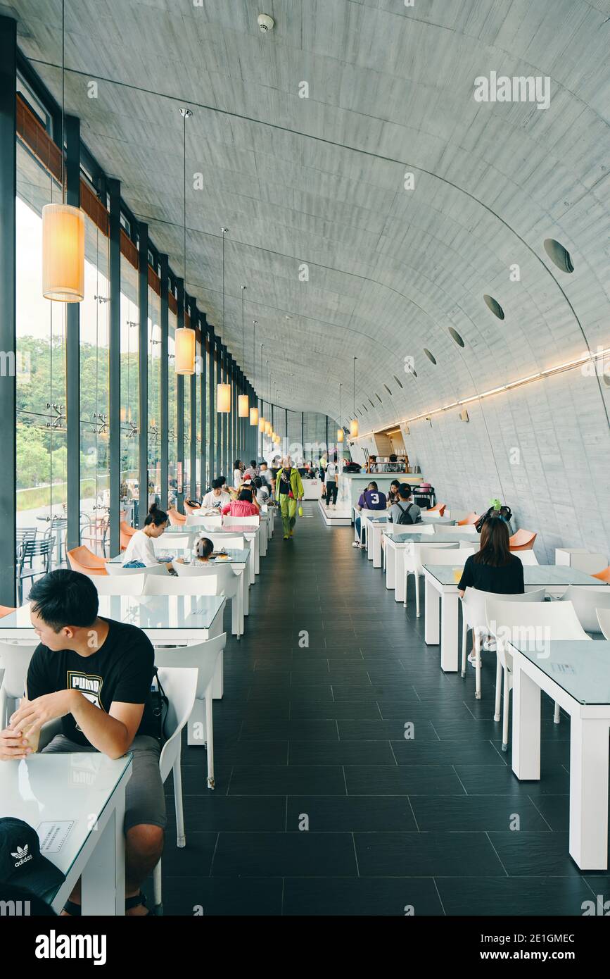 Vue intérieure du café du centre d'accueil de Xiangshang, au lac Sun Moon, dans le comté de Nantou, à Taiwan, un bâtiment en béton élégant et harmonieux. Banque D'Images