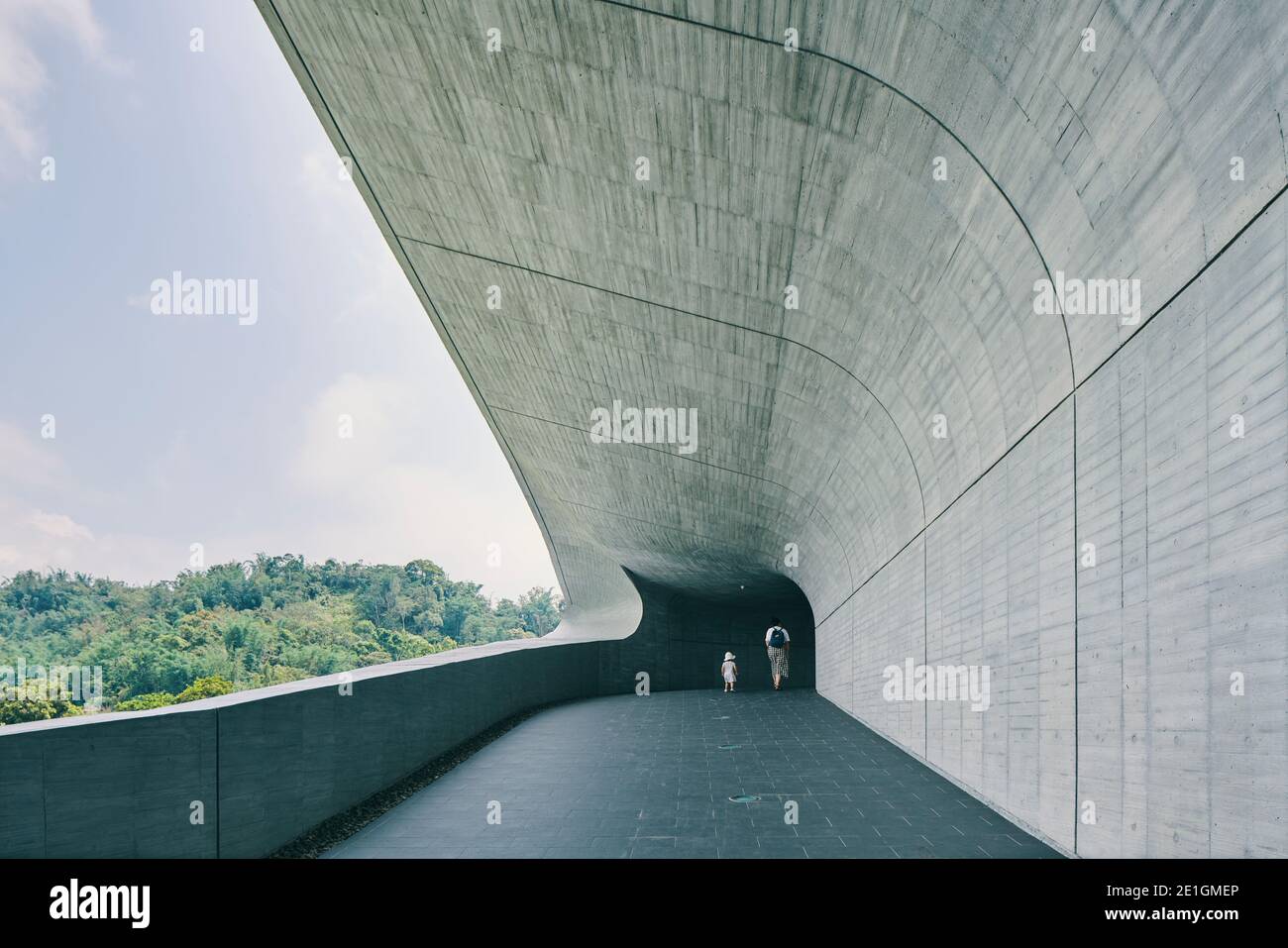 Vue extérieure du centre d'accueil de Xiangshang, dans le lac Sun Moon, dans le comté de Nantou, à Taiwan, un bâtiment en béton élégant et harmonieux. Banque D'Images