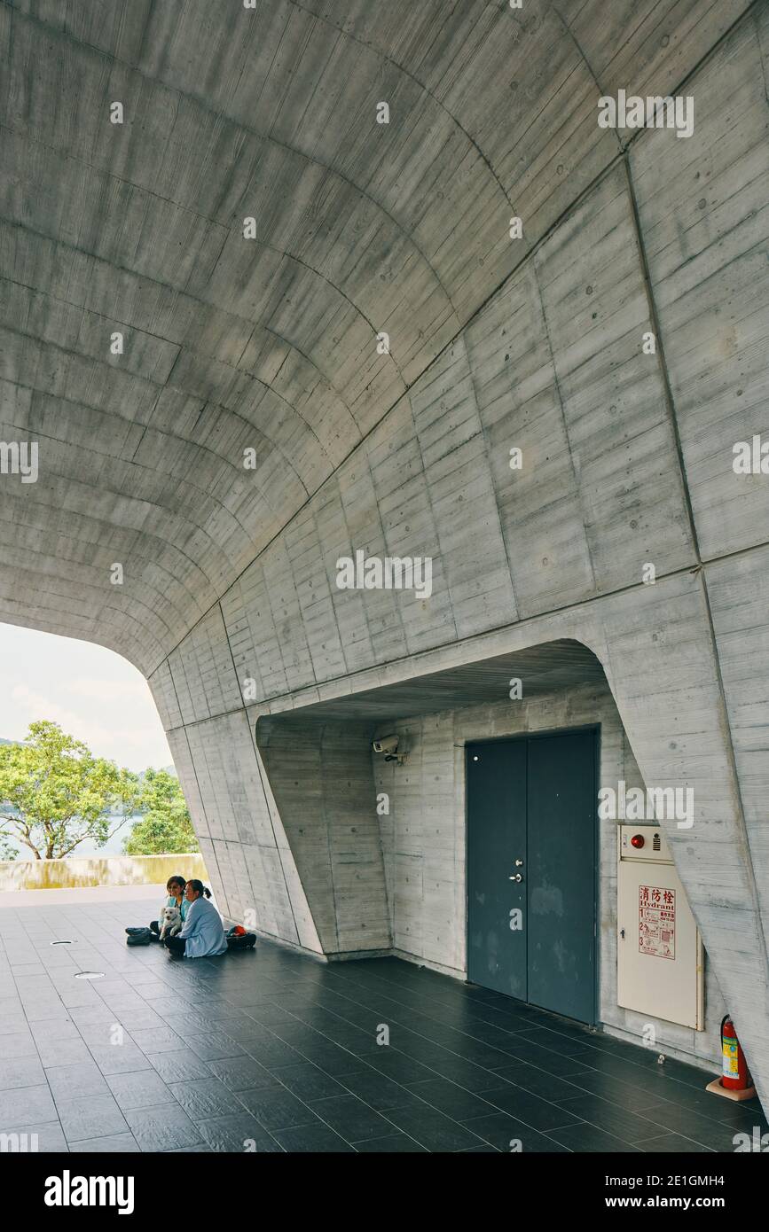 Vue extérieure du centre d'accueil de Xiangshang, dans le lac Sun Moon, dans le comté de Nantou, à Taiwan, un bâtiment en béton élégant et harmonieux. Banque D'Images