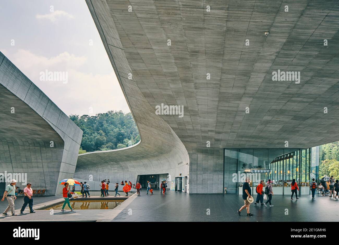 Vue extérieure du centre d'accueil de Xiangshang, dans le lac Sun Moon, dans le comté de Nantou, à Taiwan, un bâtiment en béton élégant et harmonieux. Banque D'Images
