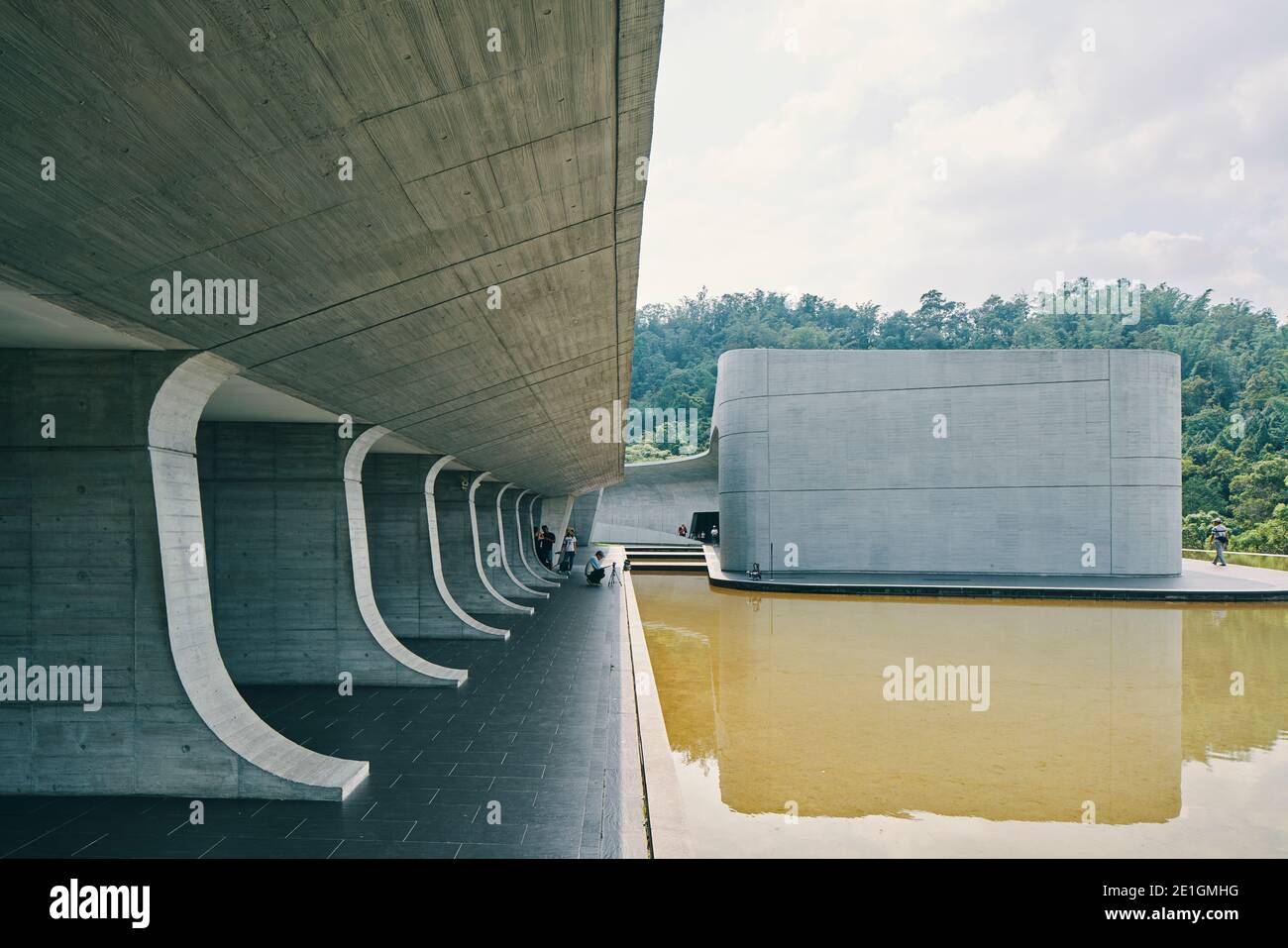 Vue extérieure du centre d'accueil de Xiangshang, dans le lac Sun Moon, dans le comté de Nantou, à Taiwan, un bâtiment en béton élégant et harmonieux. Banque D'Images
