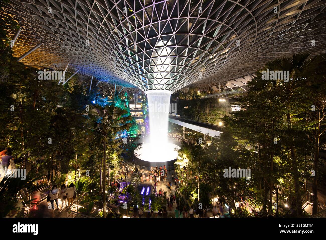 L'aéroport Jewel Changi de Singapour la nuit. Complexe de développement à usage mixte avec vortex de pluie, la plus grande cascade intérieure au monde. Banque D'Images