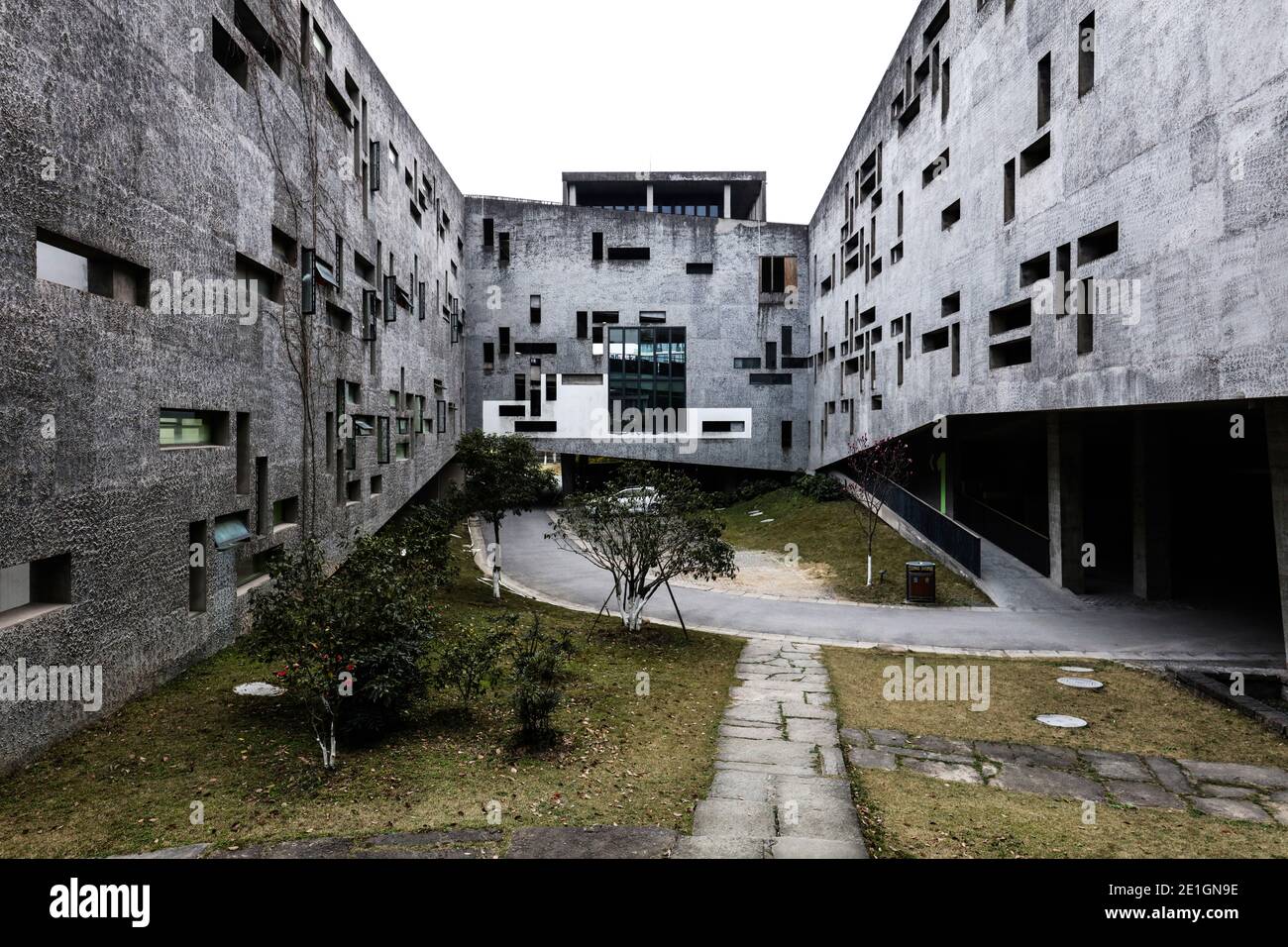 Vue extérieure de la Nouvelle Académie d'Art de Hangzhou, Chine. Façade en carreaux gris avec fenêtres irrégulières. Banque D'Images
