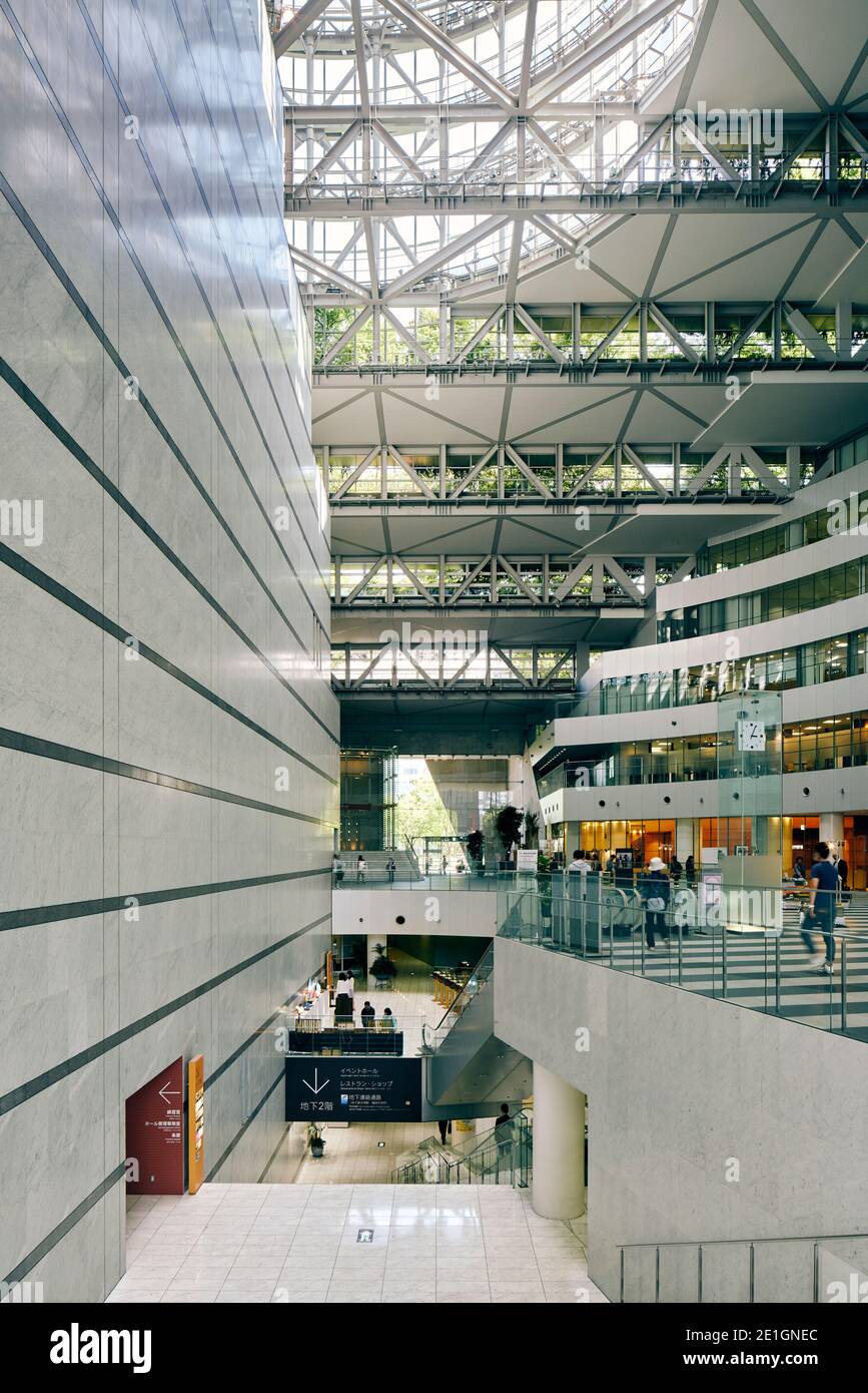 Vue intérieure de l'ACROS (carrefour asiatique sur la mer) Fukuoka Prefectural International Hall, Tenjin, Fukuoka, Japon, centre d'échange international, culturel et d'information. Banque D'Images