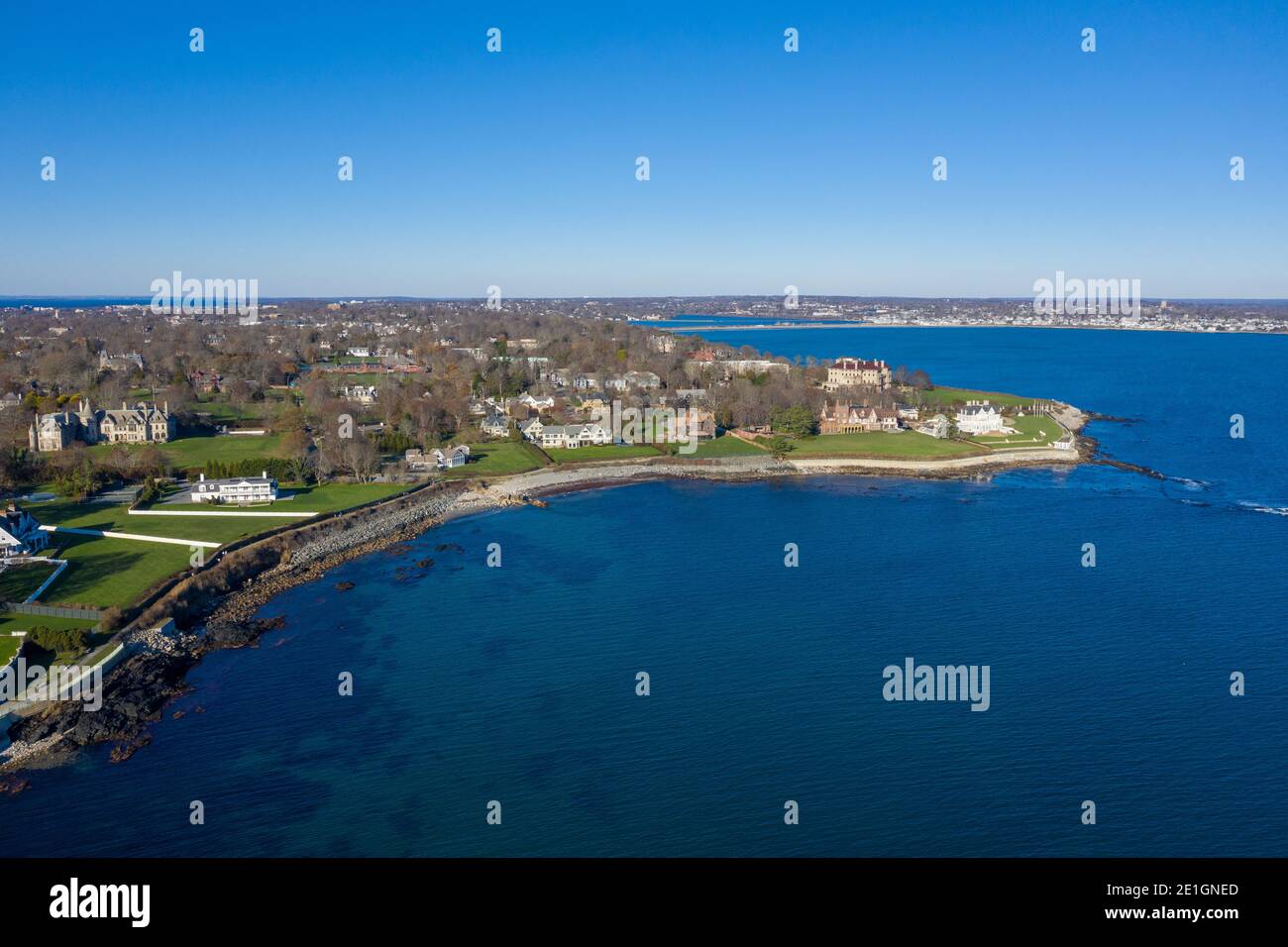 Newport, Rhode Island - 29 novembre 2020 : vue aérienne de la côte rocheuse et du cliffwalk de Newport, Rhode Island. Banque D'Images