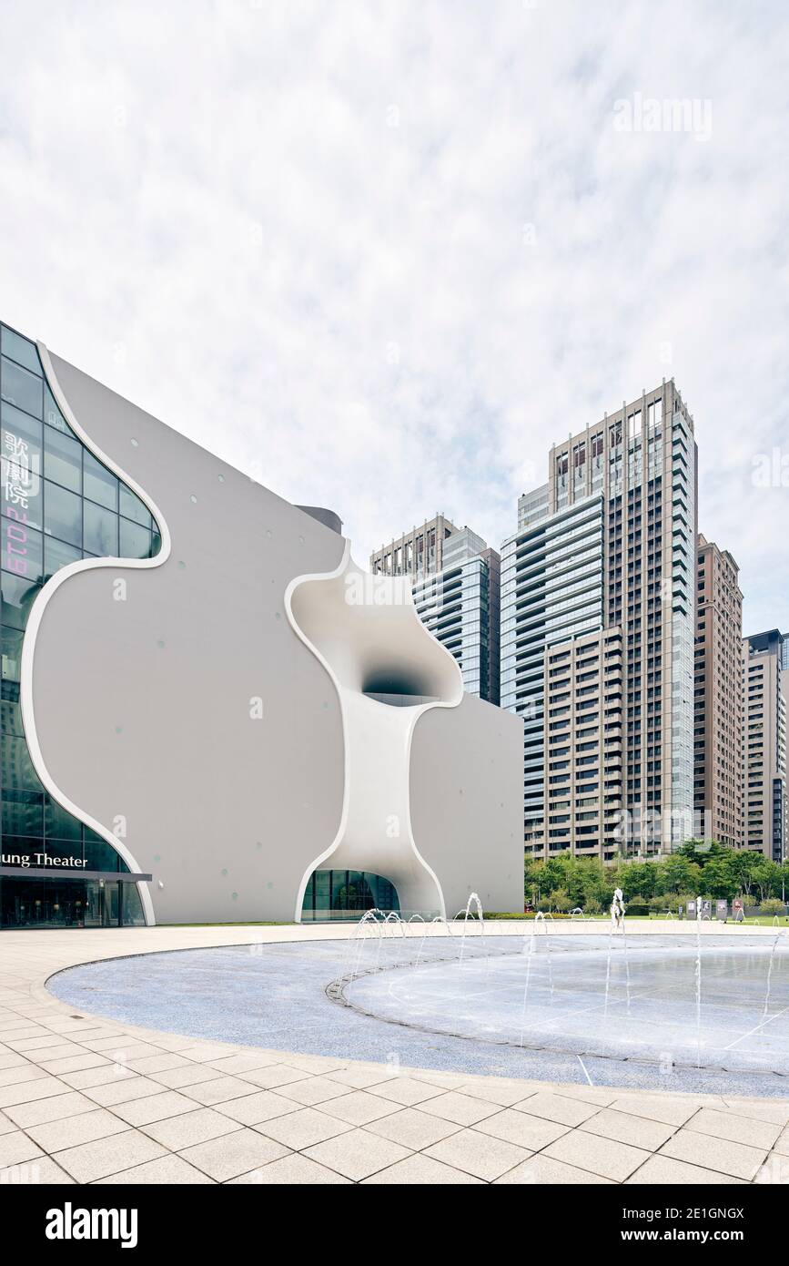 Vue extérieure de la façade en verre et en béton du Théâtre national de Taichung à Taichung, Taïwan. Banque D'Images