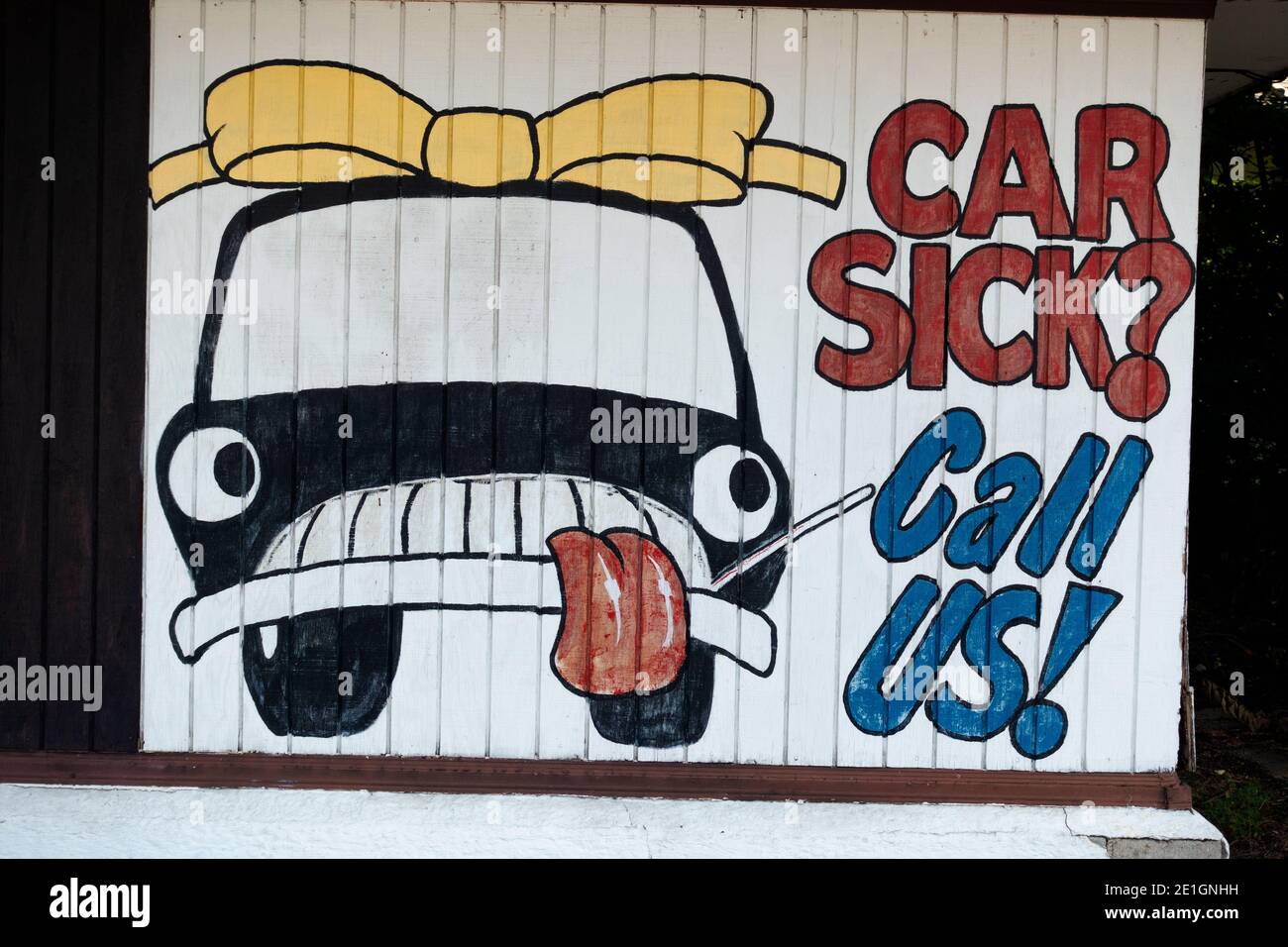 Panneau peint amusant « car Sick? Appelez-nous ! » publicité d'un garage pour la réparation de voiture. Minneapolis Minnesota MN États-Unis Banque D'Images