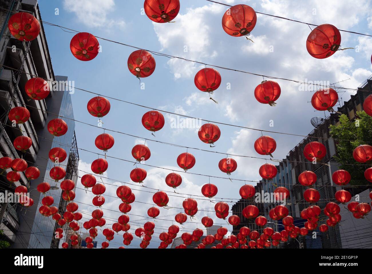 La rue est décorée de lanternes en papier chinois pour célébrer le chinois Fête du nouvel an Banque D'Images