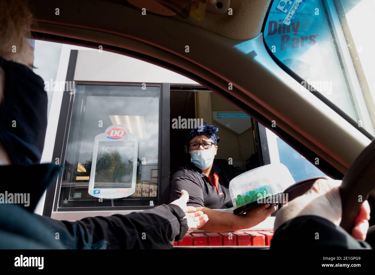 Un Gateau D Anniversaire A La Creme Glacee Est Ramaille A Dairy Queen Par Des Personnes Masquees Pendant La Pandemie De Covid St Paul Minnesota Mn Etats Unis Photo Stock Alamy Un Gateau D Anniversaire A La Creme Glacee Est Ramaille A Dairy Queen Par Des Personnes Masquees Pendant La Pandemie De Covid St Paul Minnesota Mn Etats Unis Photo Stock Alamy