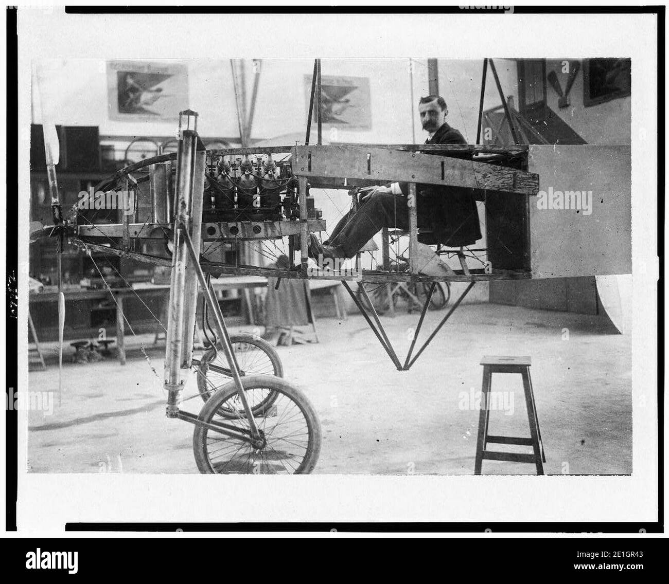 Louis Blériot à la barre de son monoplan, meublé avec le moteur ''automatique'' de 50 h.p. Banque D'Images