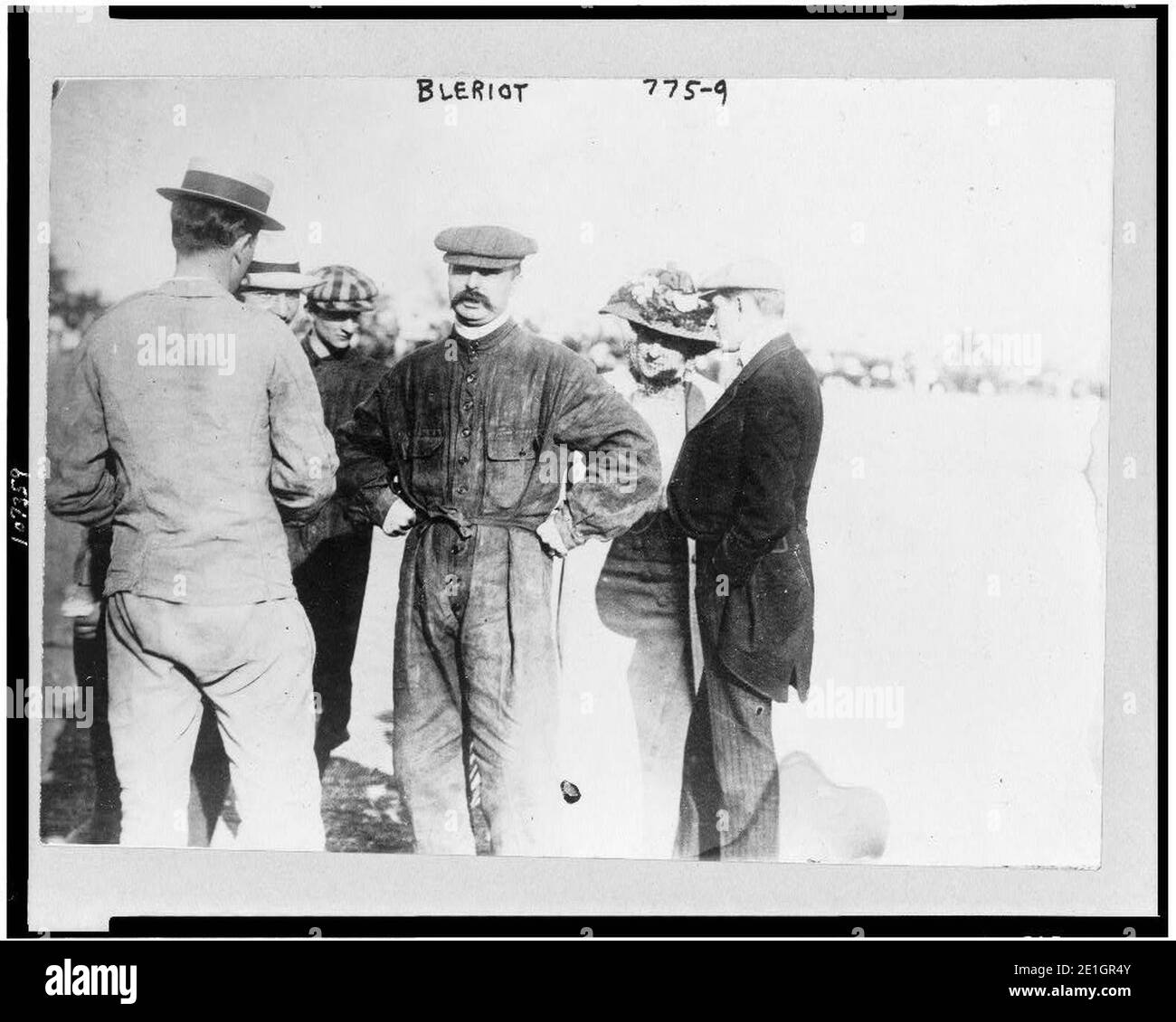 Louis Blériot, trois quarts de longueur, légèrement à gauche, avec cinq autres personnes Banque D'Images