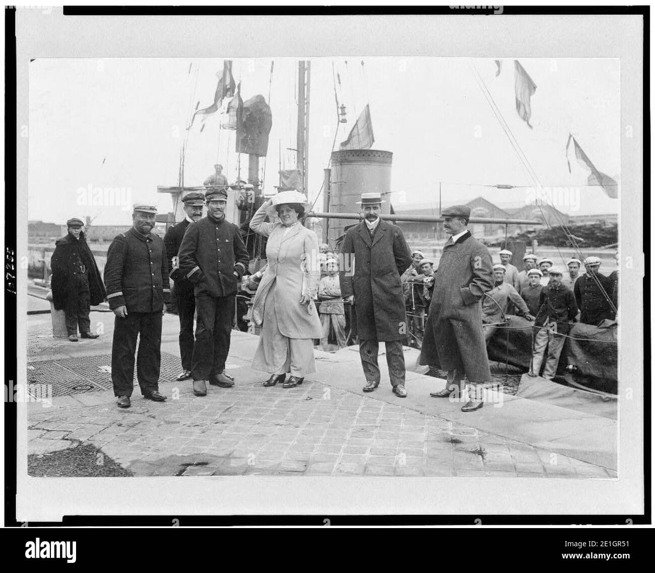 Louis Blériot avec sa femme à son retour à Calais, en France, avec un navire derrière eux Banque D'Images