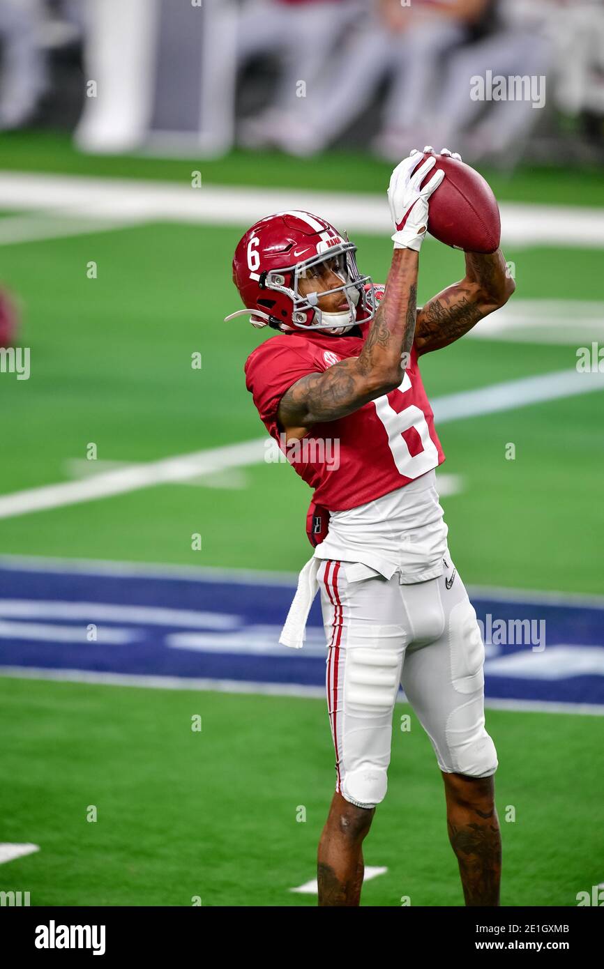 Alabama Crimson Tide Wide Receiver DeVonta Smith (6) dans un match entre l'Alabama Crimson Tide et notre Dame Fighting Irish du jeu de football semi-fin 2021 CFP Rose Bowl présenté par Capital One au AT&T Stadium à Arlington, Texas, 1er janvier 2021.Manny Flores/CSM Banque D'Images