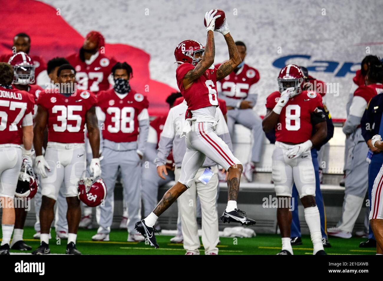 Alabama Crimson Tide Wide Receiver DeVonta Smith (6) dans un match entre l'Alabama Crimson Tide et notre Dame Fighting Irish du jeu de football semi-fin 2021 CFP Rose Bowl présenté par Capital One au AT&T Stadium à Arlington, Texas, 1er janvier 2021.Manny Flores/CSM Banque D'Images