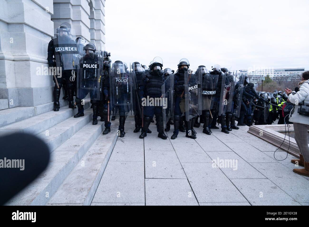 Washington, District de Columbia, États-Unis. 6 janvier 2021. La police du Capitole des États-Unis a fait quitter Capitol Hill le 6 juin 2021 des émeutiers violents et sans loi, alors que le Congrès votait pour affirmer la victoire électorale du président élu Biden sur le président Trump. Les émeutiers ont franchi toutes les barrières de sécurité, ont gravir les escaliers réservés aux membres du Congrès de la Colline et ont pris d'assaut le Sénat. Credit: Douglas Christian/ZUMA Wire/Alay Live News Banque D'Images