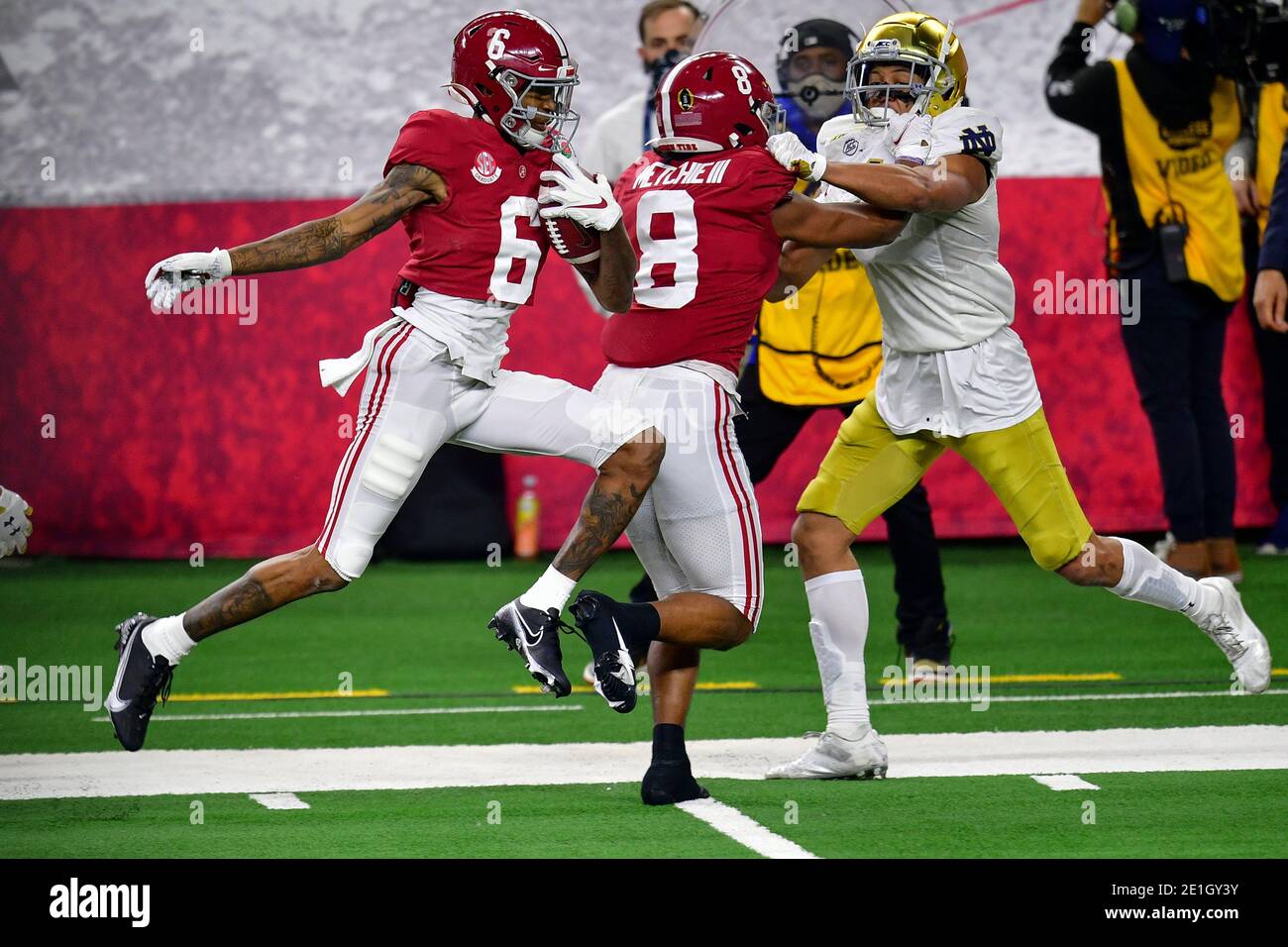 Alabama Crimson Tide Wide Receiver DeVonta Smith (6) dans un match entre l'Alabama Crimson Tide et notre Dame Fighting Irish du jeu de football semi-fin 2021 CFP Rose Bowl présenté par Capital One au AT&T Stadium à Arlington, Texas, 1er janvier 2021.Manny Flores/CSM Banque D'Images