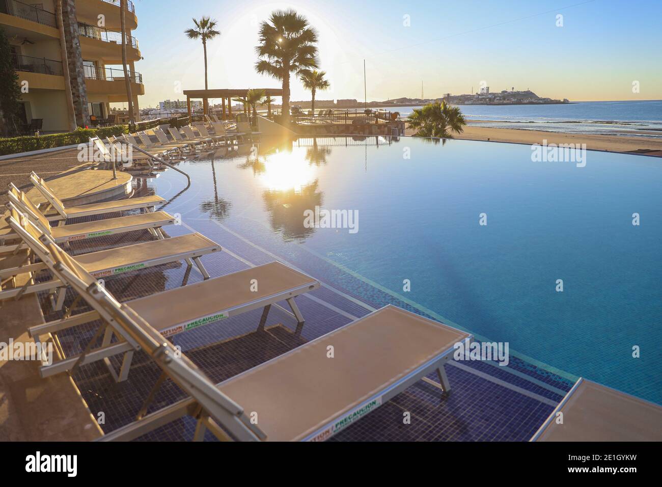 Camasto Et Pisina De Hotel Station Au Lever Du Soleil A Puerto Penasco Sonora Mexique Immobilier Dans La Ville Touristique Et De Peche Du Mexique Sur Le Golfe De Californie Plage De