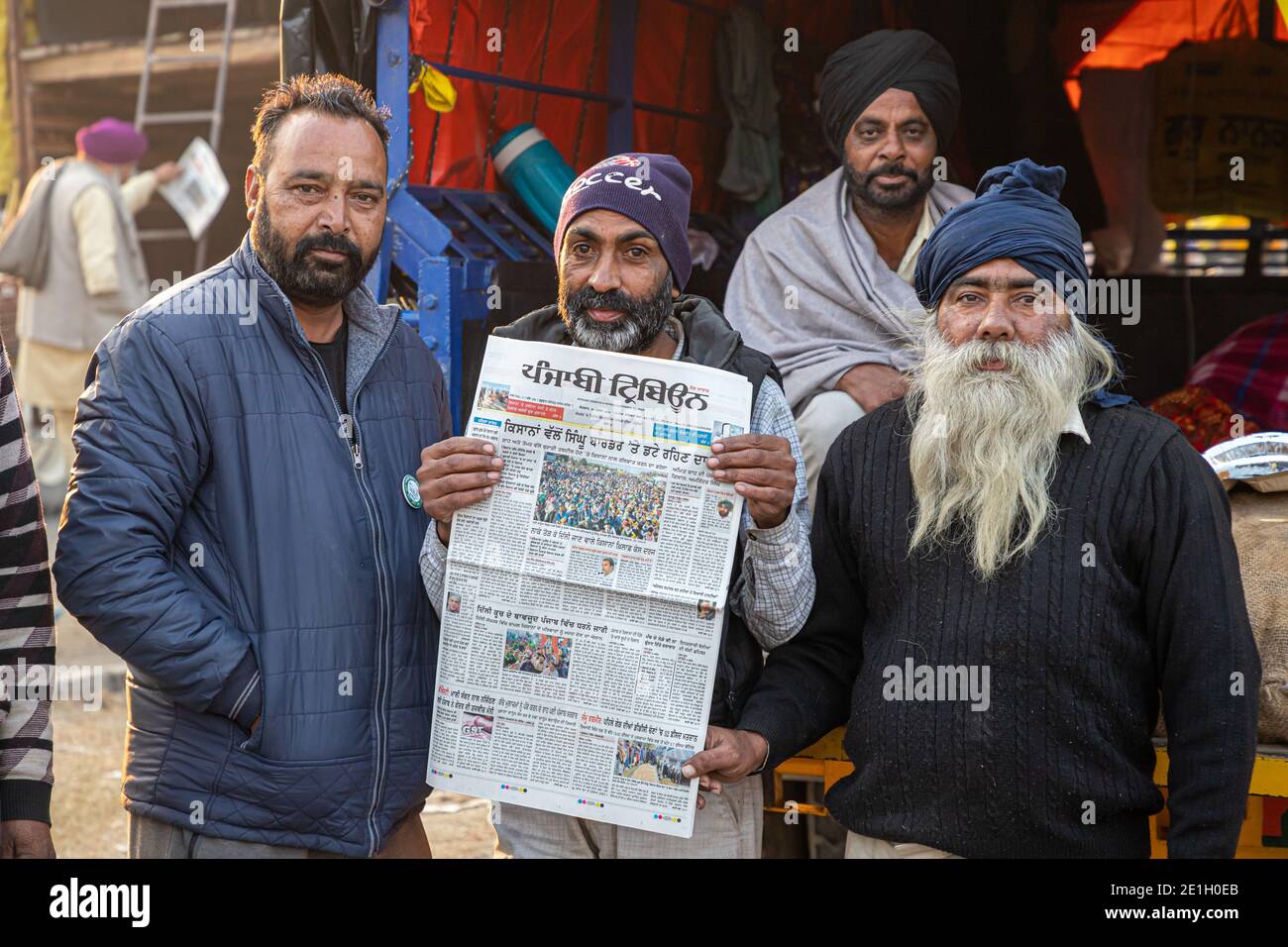 portrait d'un groupe d'agriculteurs lisant un article de presse pendant la manifestation. ils protestent contre la nouvelle loi sur les agriculteurs en inde. Banque D'Images