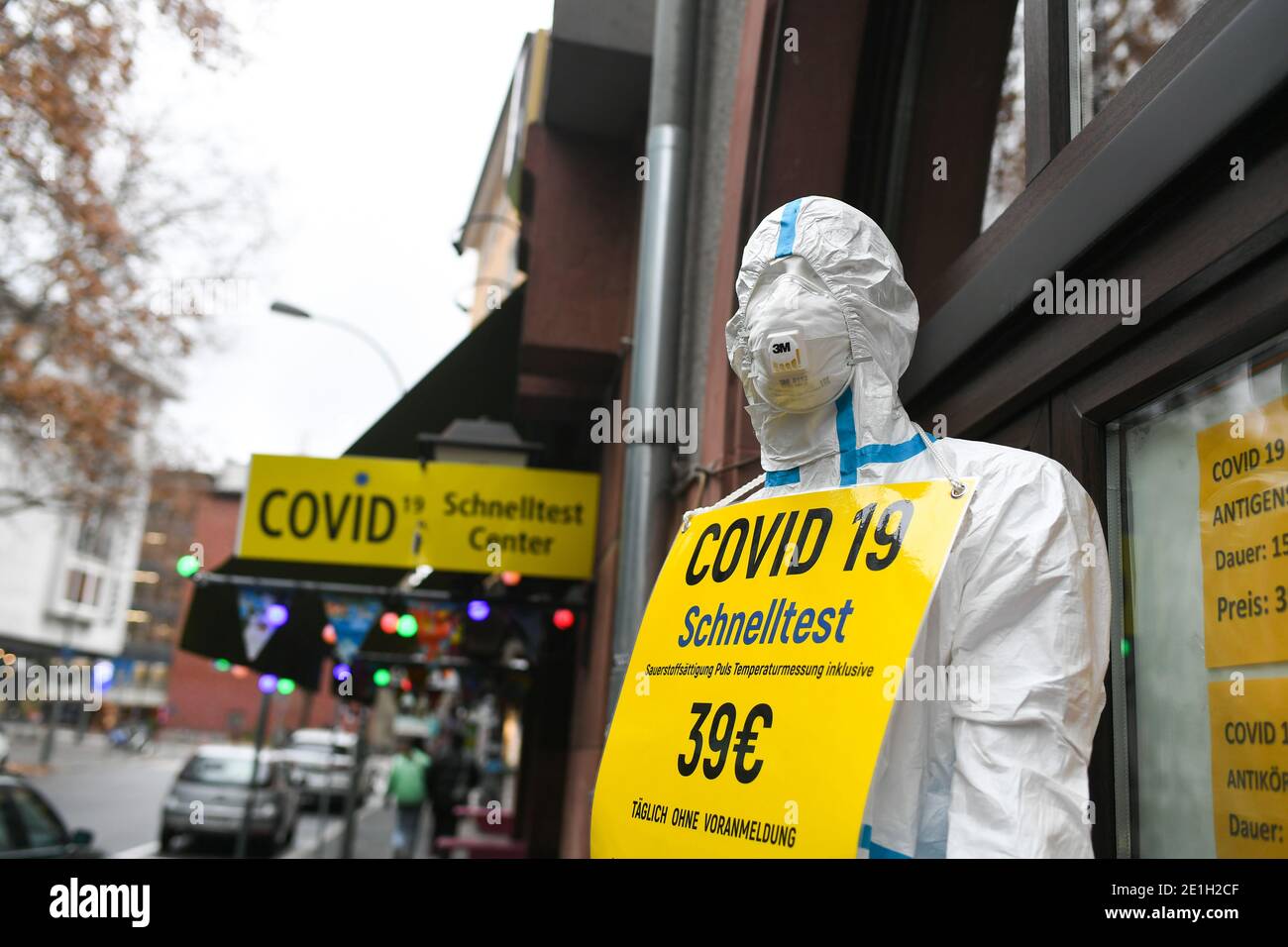 Francfort, Allemagne. 6 janvier 2021. Un mannequin portant des vêtements de protection est vu à l'extérieur d'un centre d'essai Covid-19 à Francfort, en Allemagne, le 6 janvier 2021. Les gouvernements fédéral et des États allemands ont convenu mardi de prolonger les mesures contre la COVID-19 jusqu'à la fin du mois de janvier, ainsi que d'imposer des restrictions de contact encore plus strictes. Crédit: Lu Yang/Xinhua/Alay Live News Banque D'Images