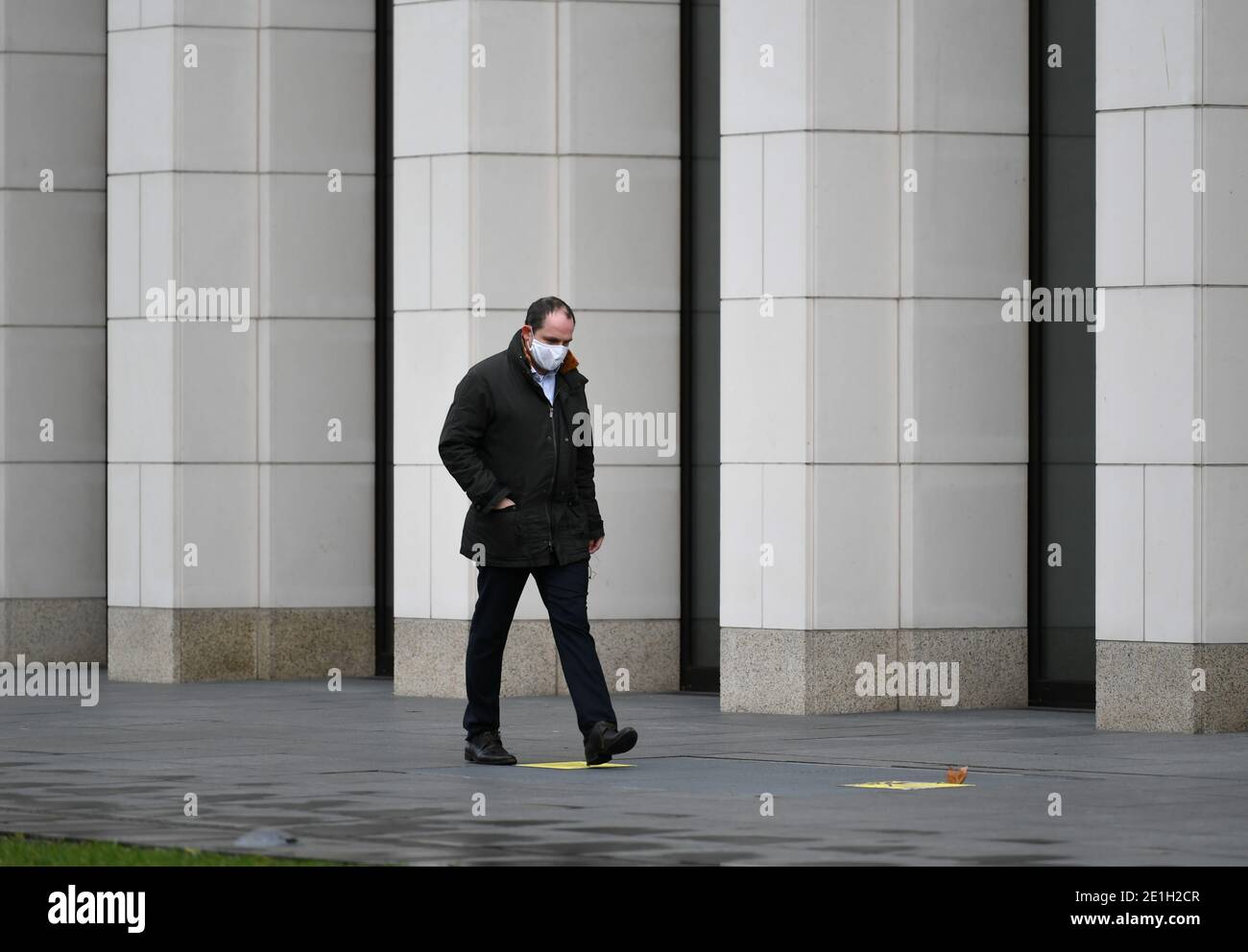 Francfort, Allemagne. 6 janvier 2021. Un piéton portant un masque facial marche dans une rue à Francfort, en Allemagne, le 6 janvier 2021. Les gouvernements fédéral et des États allemands ont convenu mardi de prolonger les mesures contre la COVID-19 jusqu'à la fin du mois de janvier, ainsi que d'imposer des restrictions de contact encore plus strictes. Crédit: Lu Yang/Xinhua/Alay Live News Banque D'Images