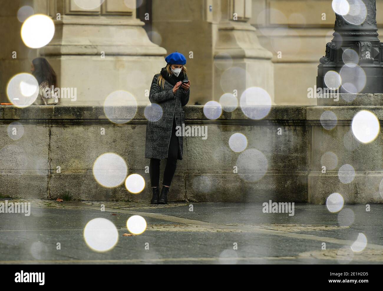 Francfort, Allemagne. 6 janvier 2021. Une femme portant un masque facial est vue sur une place à Francfort, en Allemagne, le 6 janvier 2021. Les gouvernements fédéral et des États allemands ont convenu mardi de prolonger les mesures contre la COVID-19 jusqu'à la fin du mois de janvier, ainsi que d'imposer des restrictions de contact encore plus strictes. Crédit: Lu Yang/Xinhua/Alay Live News Banque D'Images