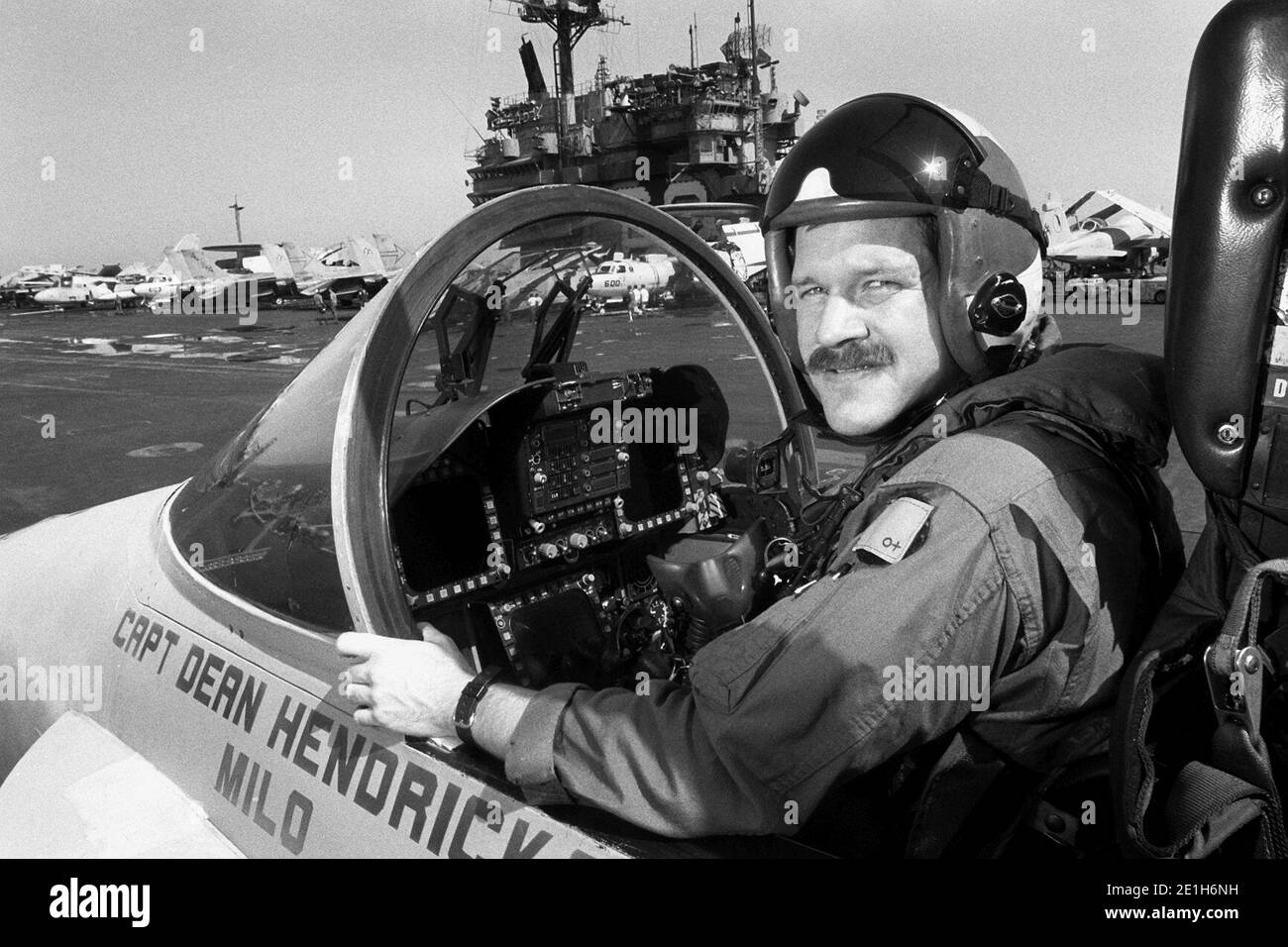 Cmdr. Lt. Mark Fox de Strike Fighter Squadron 81 est assis dans le poste de pilotage de l'avion de la FA-18C Hornet qu'il volait lorsqu'il est devenu le premier pilote de coalition à abattre un avion MIG irakien. Banque D'Images