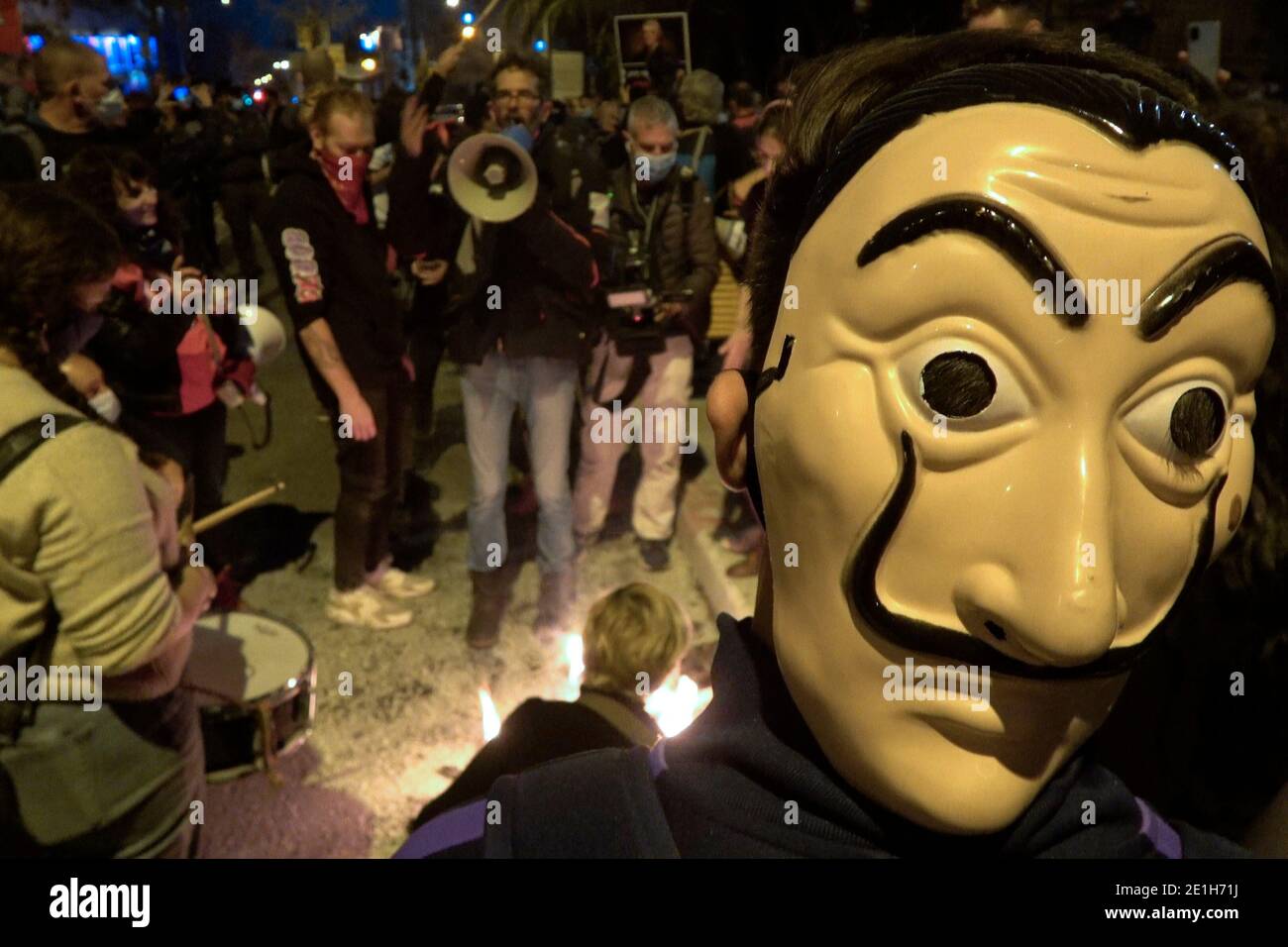 Un manifestant israélien porte un masque Guy Fawkes utilisé par le mouvement anonyme prend part à des manifestants à l'extérieur du bâtiment de la résidence officielle du Premier ministre israélien lors d'une manifestation contre le Premier ministre Benjamin Netanyahou à la suite de son inculpation pour corruption à Jérusalem, en Israël Banque D'Images