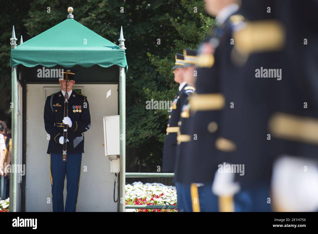 Le lieutenant général Mahmoud Freihat, chef de l'état-major général de l'Armée de Jordanie participe à une cérémonie de remise des serment à la tombe du Soldat inconnu Banque D'Images