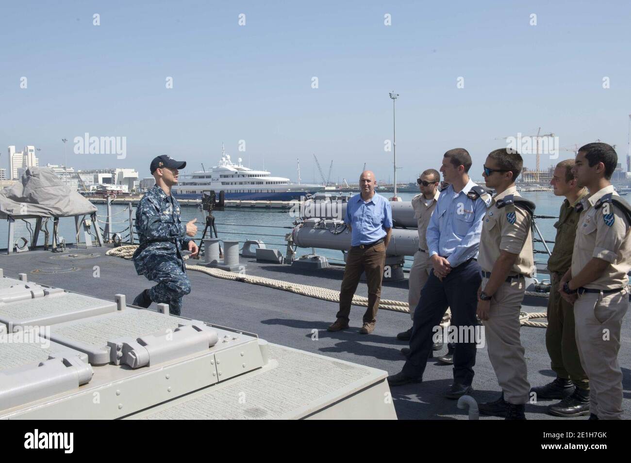 Le lieutenant Sean Scales donne une visite de l'USS Donald Cook (DDG 75) aux militaires israéliens (27776541766). Banque D'Images