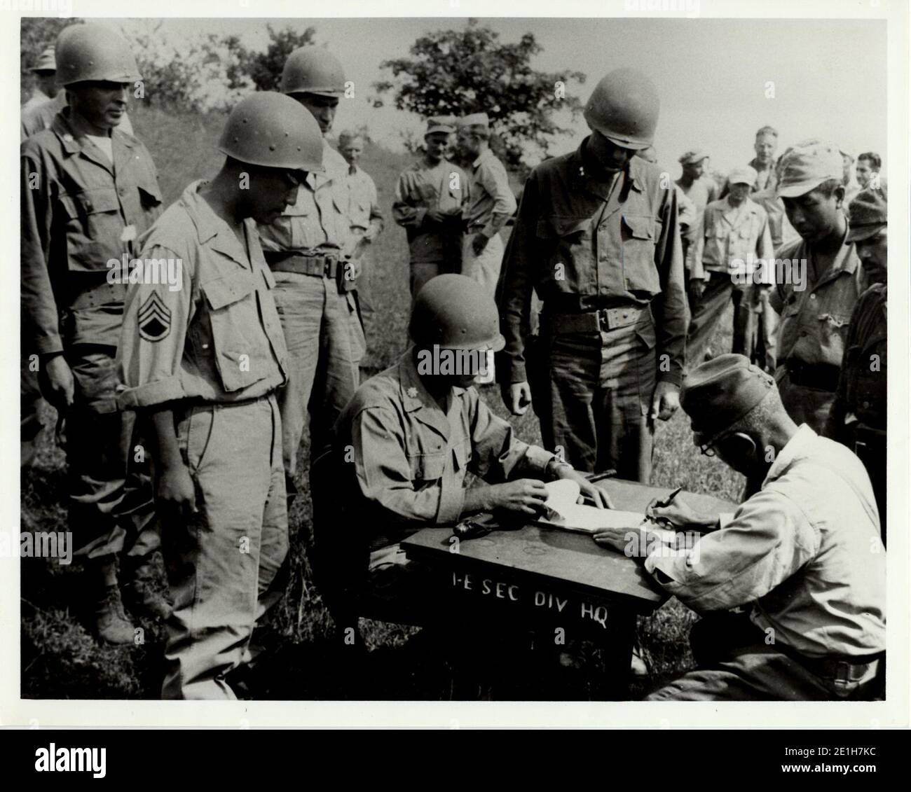 LTC SYLVESTER DEL CORSO LE COMMANDANT DU 1ER BATAILLON 145E INFANTERIE REÇOIT LA REDDITION DES FORCES JAPONAISES SUR L'ÎLE DE LUZON. Banque D'Images