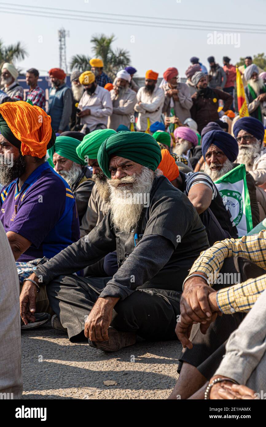 un groupe d'agriculteurs protestant contre la nouvelle loi agricole adoptée par le gouvernement indien à la frontière de delhi haryana. Banque D'Images