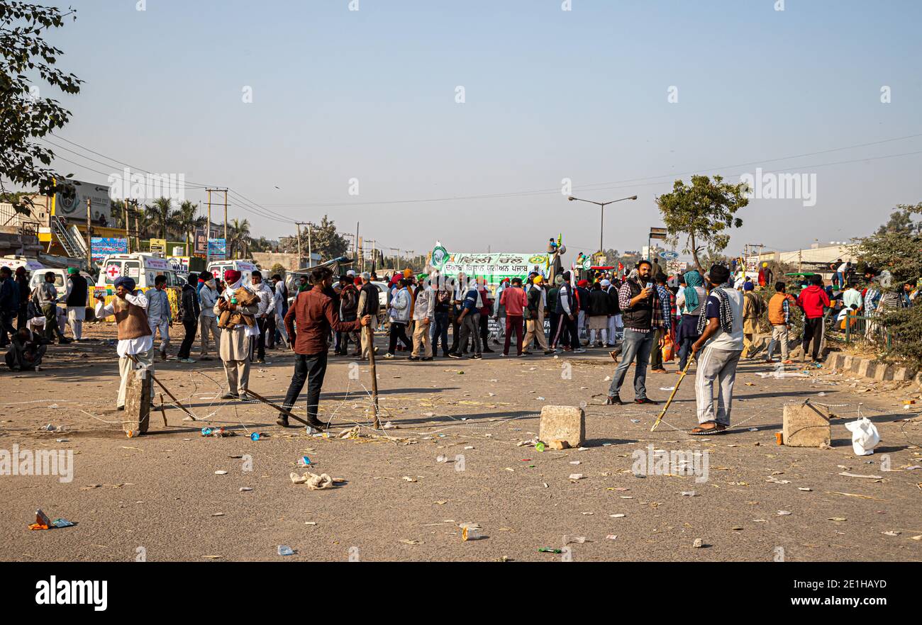 un groupe d'agriculteurs protestant contre la nouvelle loi agricole adoptée par le gouvernement indien à la frontière de delhi haryana. Banque D'Images