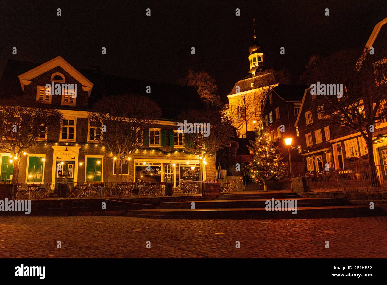 Solingen, Allemagne - 4 janvier 2021 : place de marché et monastère illuminés pendant les fêtes de Noël Banque D'Images