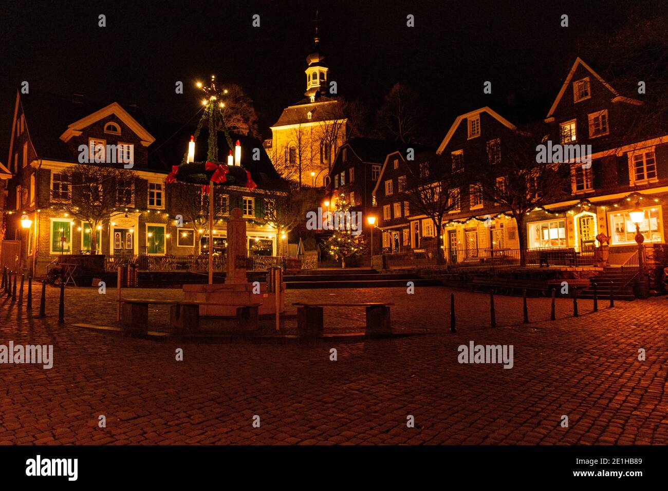 Solingen, Allemagne - 4 janvier 2021 : place du marché et monastère pendant Noël Banque D'Images