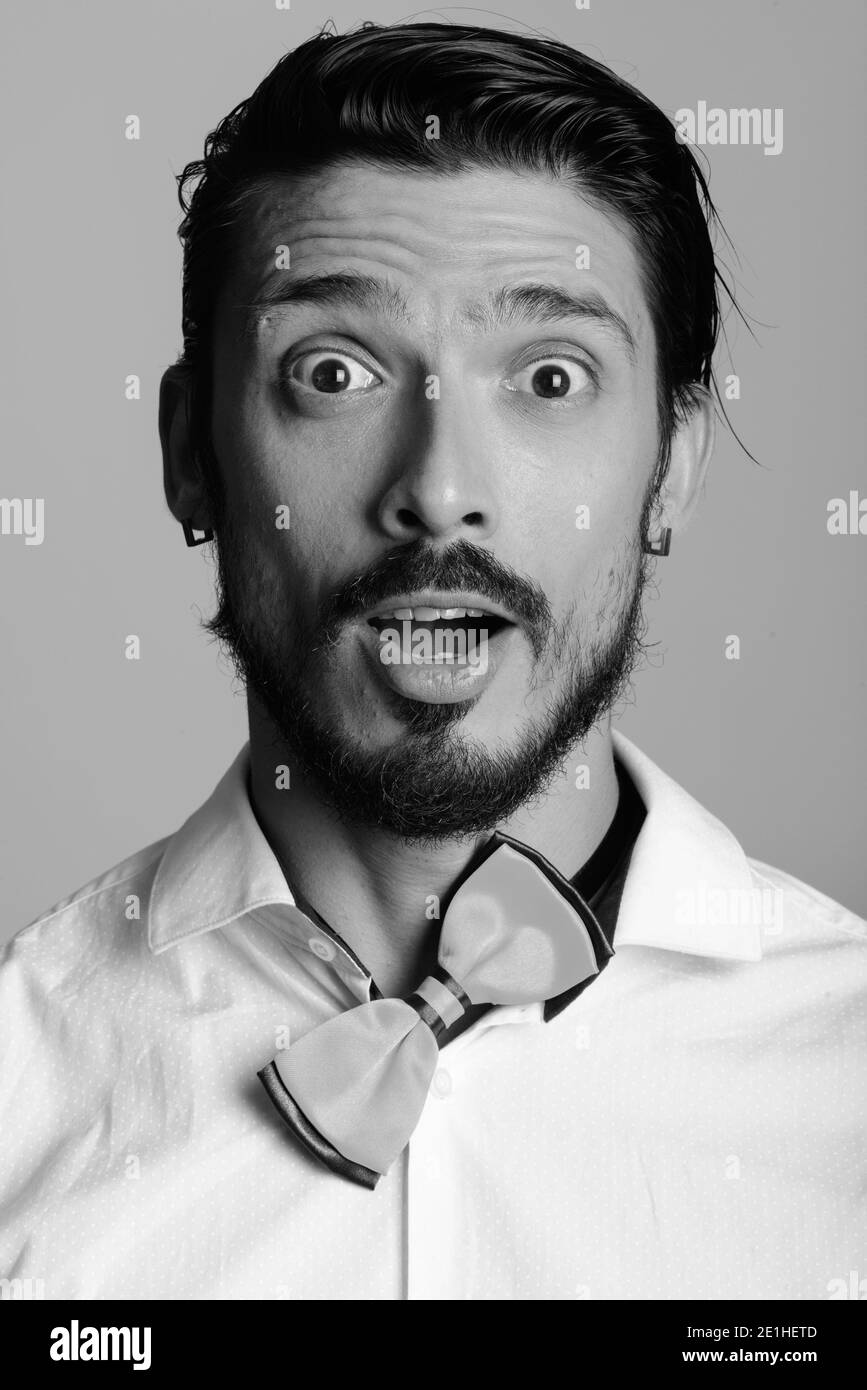 Portrait de l'homme beau tourné en noir et blanc Banque D'Images