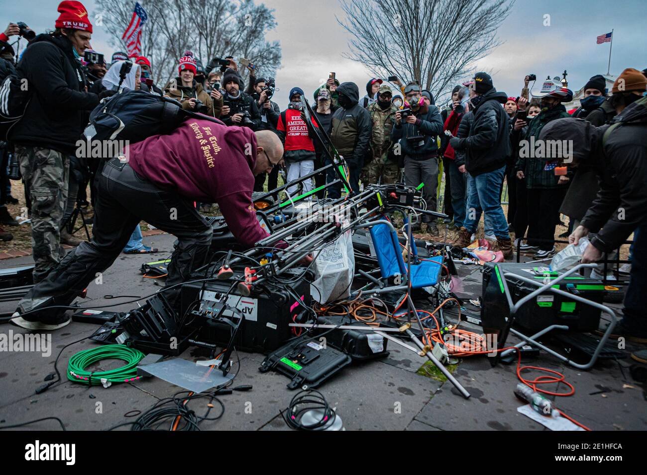 Washington DC, États-Unis. 06e janvier 2021. Les manifestants pro-Trump ont attaqué la presse à l'extérieur du bâtiment du Capitole, puis ont détruit leur équipement de production TV. Le 6 janvier 2021, les partisans de Trump et les forces d'extrême-droite ont inondé Washington DC pour protester contre la défaite électorale de Trump. Des centaines de personnes ont franchi le Capitole des États-Unis, environ 13 ont été arrêtées et un manifestant a été tué. (Photo de Michael Nigro/Pacific Press) Credit: Pacific Press Media production Corp./Alay Live News Banque D'Images