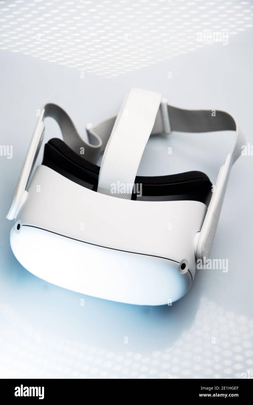 Casque VR blanc nouvelle génération isolé sur fond blanc. Casque de réalité virtuelle Oculus Quest 2 Banque D'Images