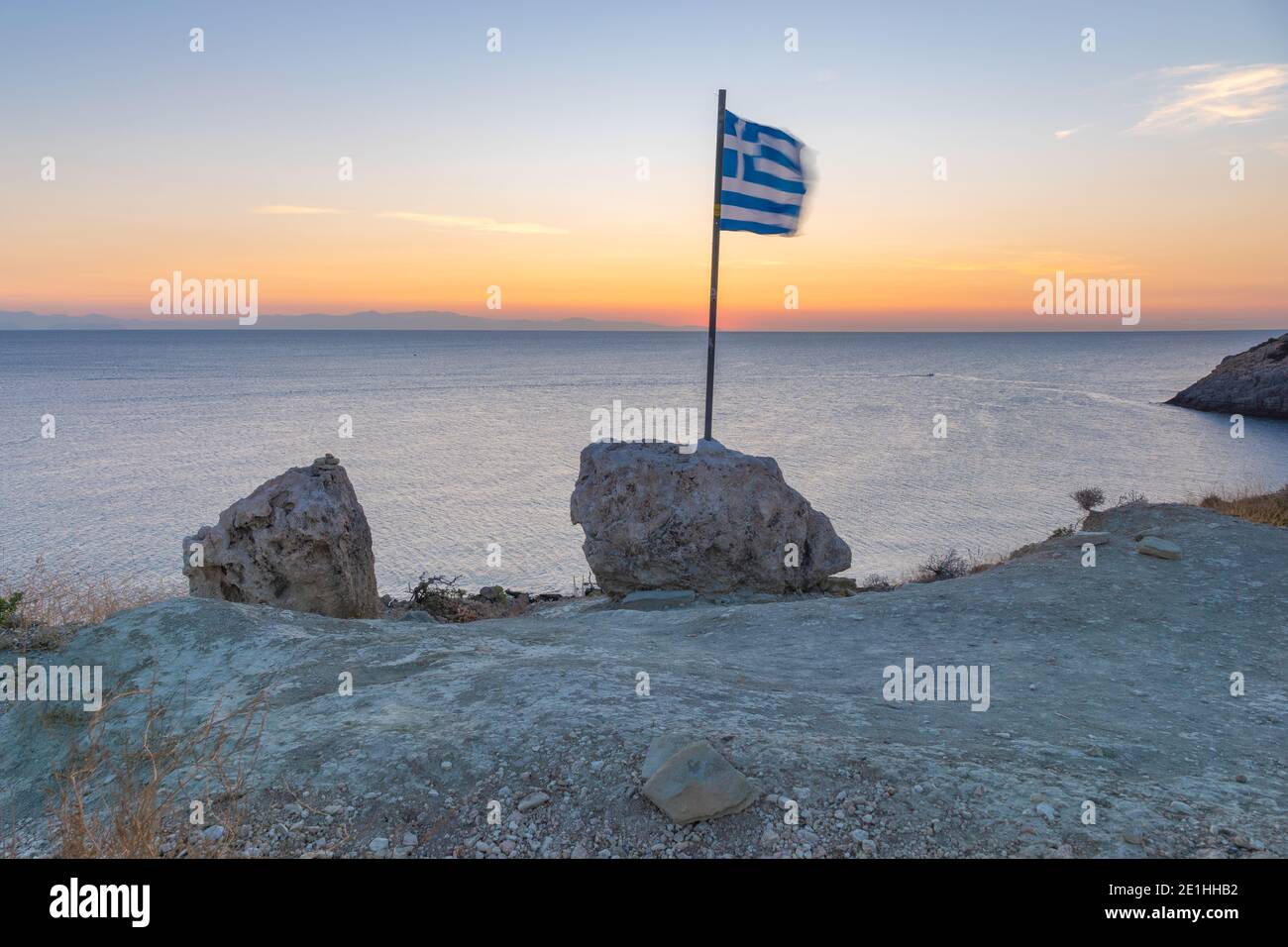 Drapeau grec sur une colline au-dessus de la mer Egée.Rodos, Grèce Banque D'Images