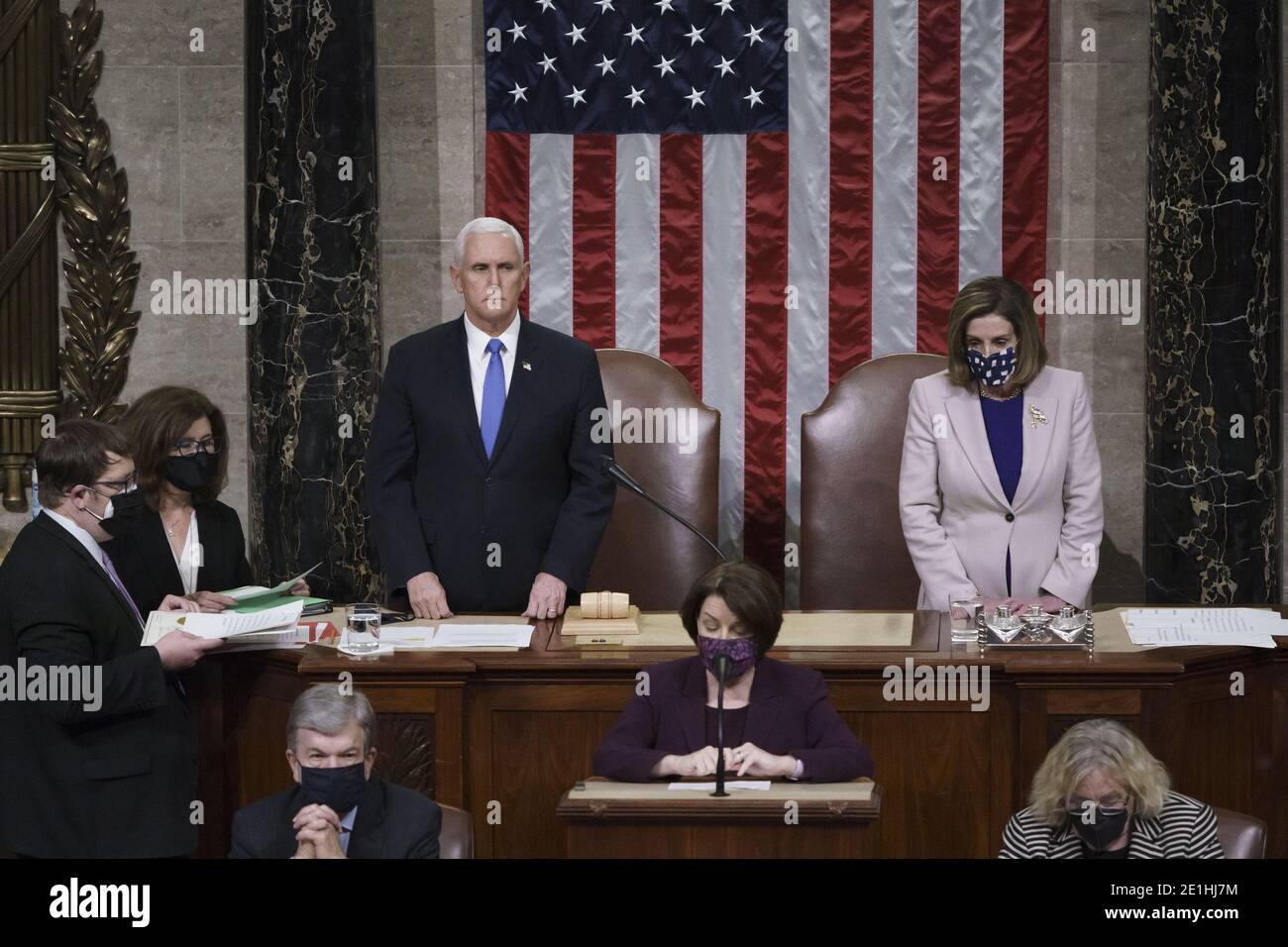 Washington, États-Unis. 07 janvier 2021. Le vice-président Mike Pence et le président de la Chambre Nancy Pelosi, D-Californie, ont lu la certification finale des votes du Collège électoral exprimés lors de l'élection présidentielle de novembre lors d'une session conjointe du Congrès après avoir travaillé toute la nuit, au Capitole à Washington, DC, le jeudi 7 janvier 2021. De violents manifestants loyaux au président Donald Trump ont pris d'assaut mercredi au Capitole, ce qui a perturbé le processus. Photo de piscine par J. Scott Applewhite/UPI crédit: UPI/Alay Live News Banque D'Images