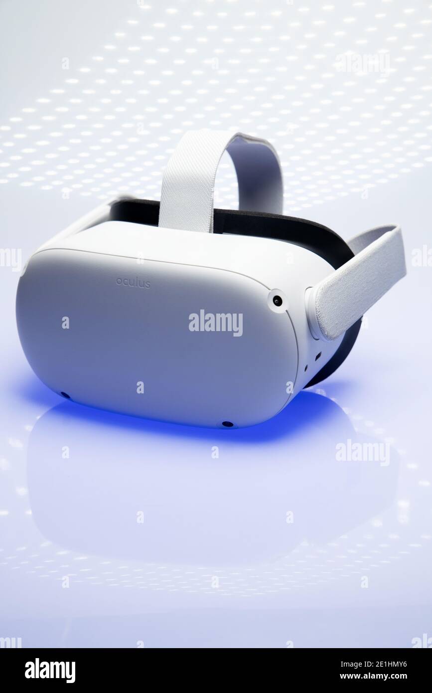 Casque VR blanc nouvelle génération isolé sur fond blanc. Casque de réalité virtuelle Oculus Quest 2 Banque D'Images
