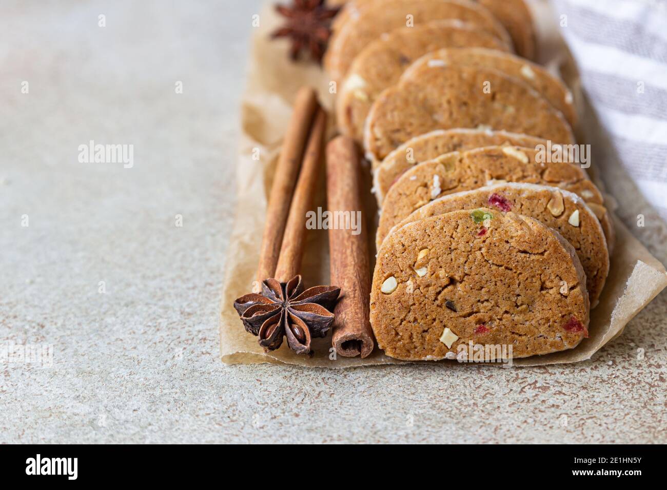Biscuits sablés aux fruits confits sur fond de béton léger. Cookies Tutti Frutti. Mise au point sélective. Banque D'Images
