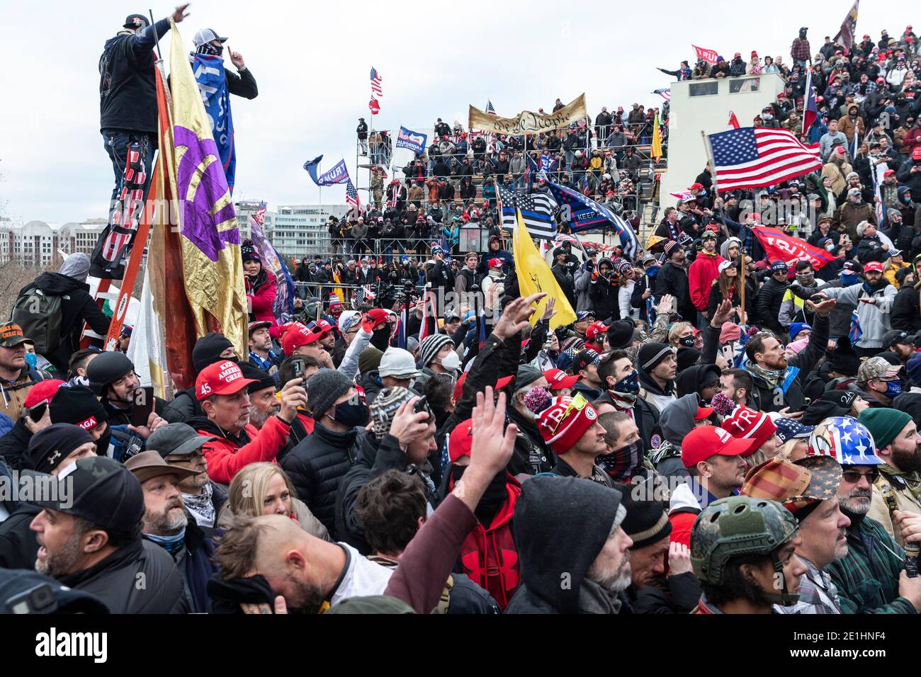 Washington, DC - 6 janvier 2021 : des manifestants ont vu tout le bâtiment du Capitole où des partisans de Trump se sont révolté et ont violé le Capitole Banque D'Images