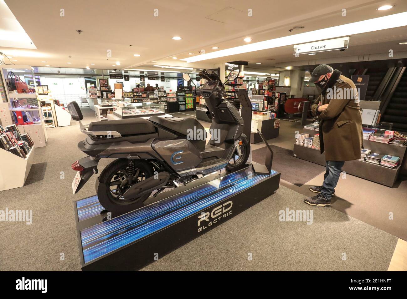 LE GROUPE FNAC DARTY PRÉSENTE DES SCOOTERS ÉLECTRIQUES ROUGES Banque D'Images