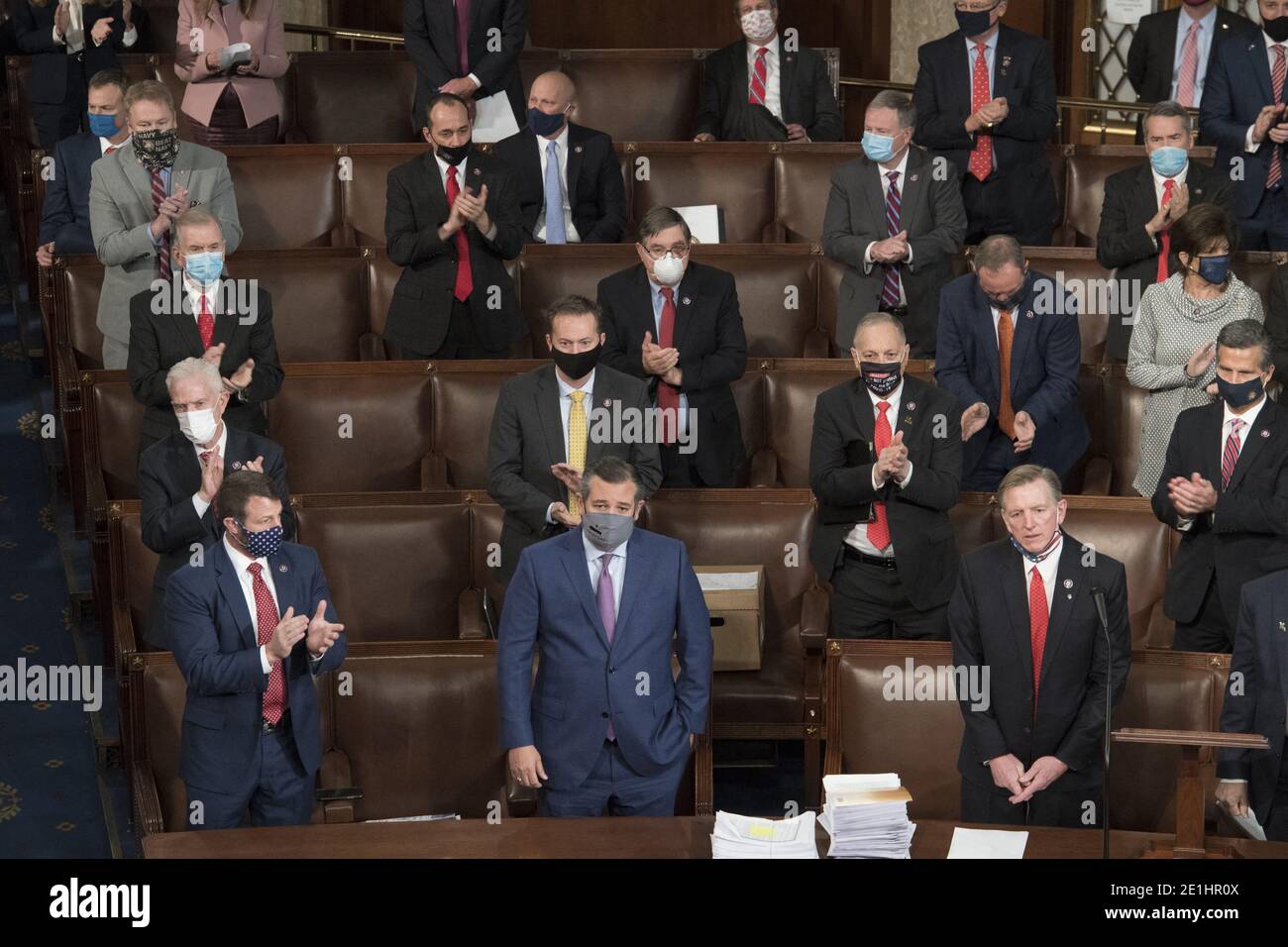 Photo datée du 6 janvier 2021, les votes électoraux sont comptés lors d'une session conjointe du Congrès des États-Unis pour certifier les résultats de l'élection présidentielle de 2020 dans la Chambre des représentants des États-Unis dans le Capitole des États-Unis à Washington, DC le mercredi 6 janvier 2021. Les républicains du Congrès ont annoncé qu'ils allaient contester les votes électoraux de six États pivots. Photo de Rod Lamkey/CNP/ABACAPRESS.COM Banque D'Images