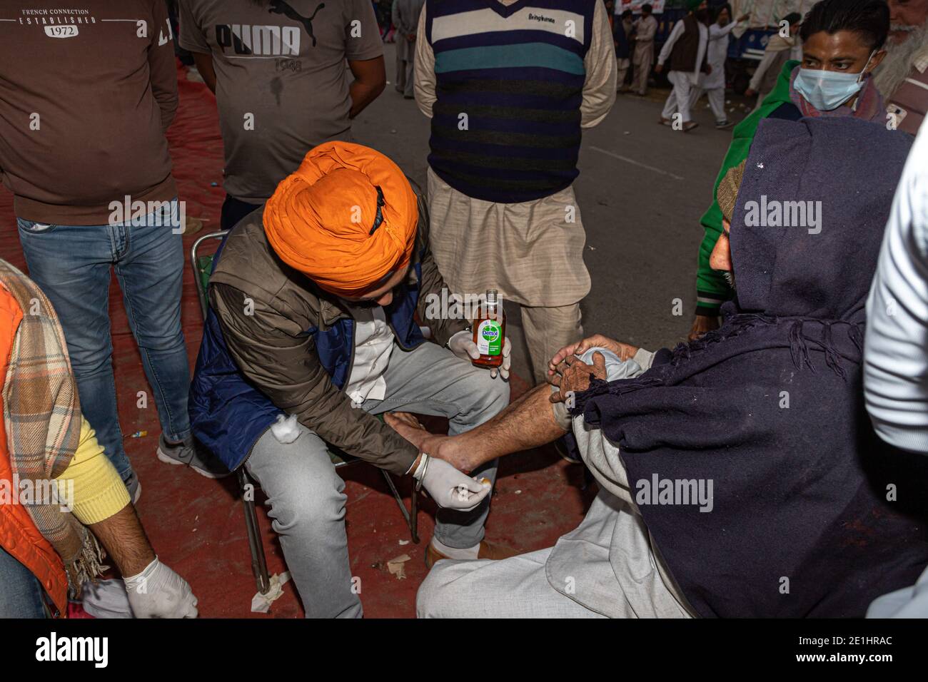 agriculteur subissant un traitement médical lors de la manifestation à la frontière de delhi. Banque D'Images