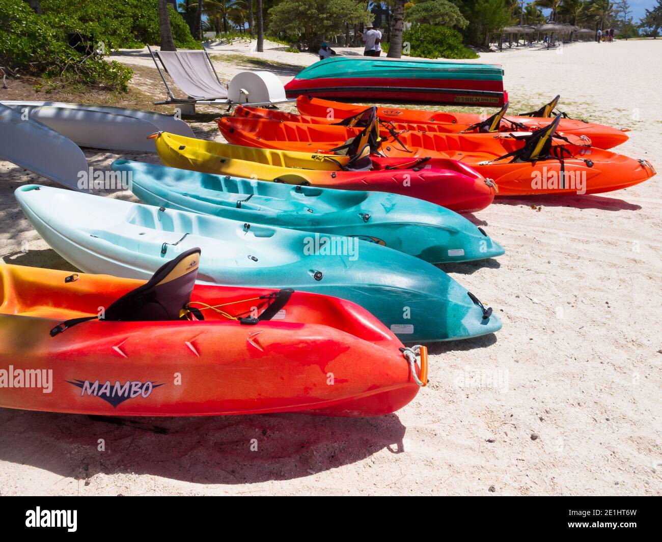 équipement et appareils de sports nautiques sur une plage tropicale À Maurice concept vacances d'été activités de loisirs ou de loisirs Banque D'Images