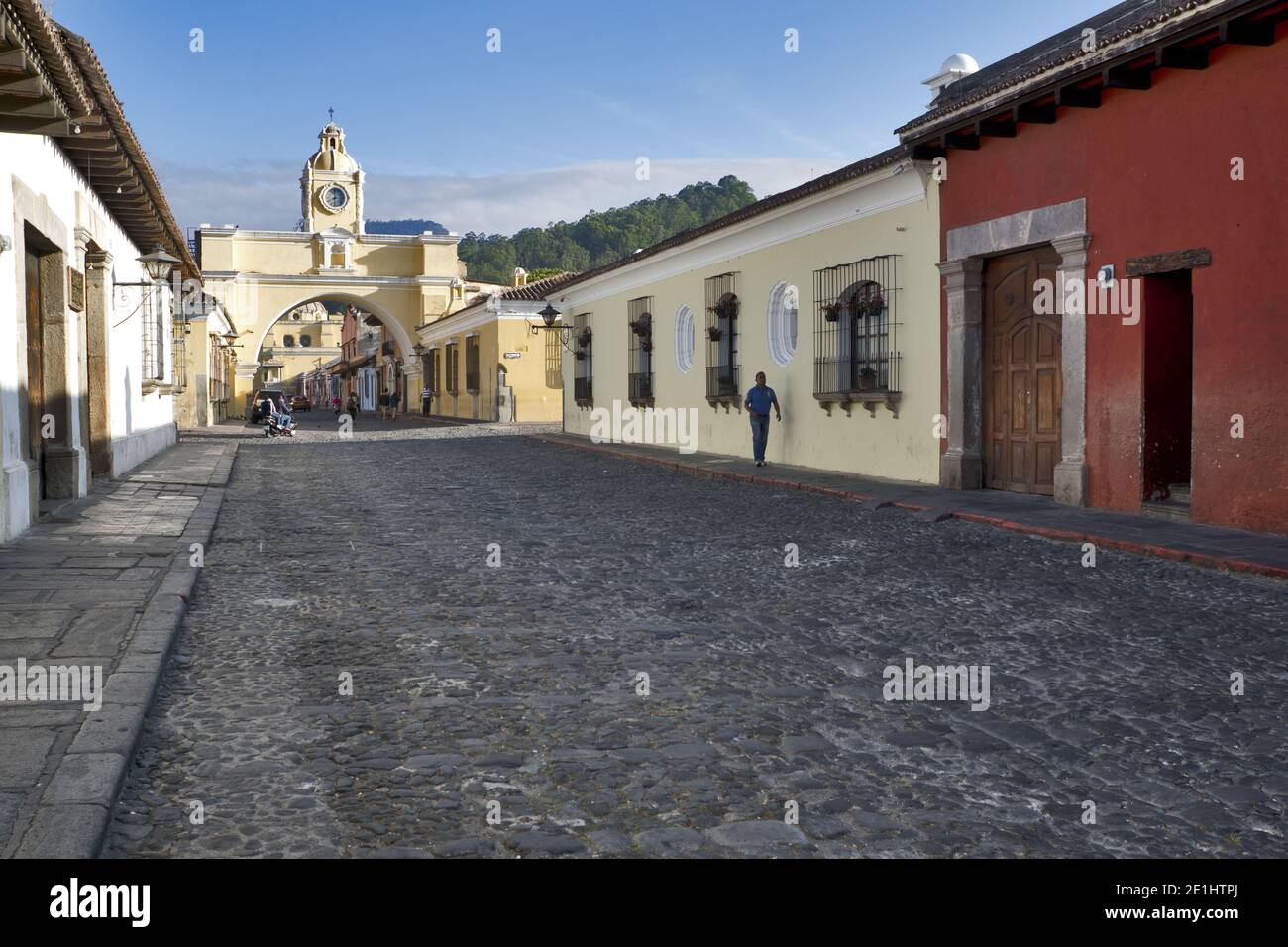 Antigua, Guatemala, Amérique centrale : volcan Agua derrière l'arche jaune de Santa Catalina, ville coloniale et site classé au patrimoine mondial de l'UNESCO Banque D'Images