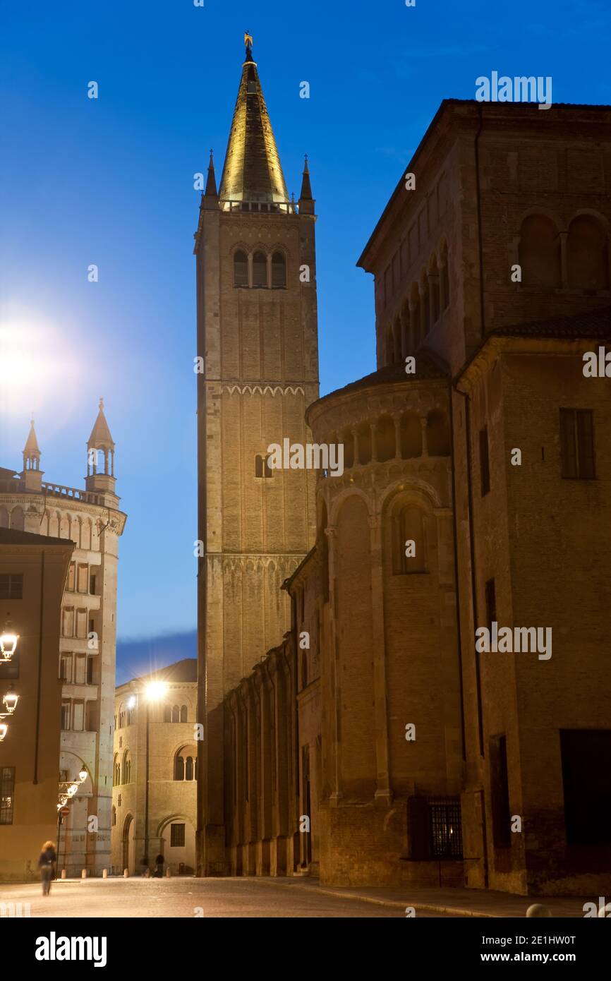 Piazza Duomo, cathédrale et baptistère au centre de Parme au crépuscule Banque D'Images